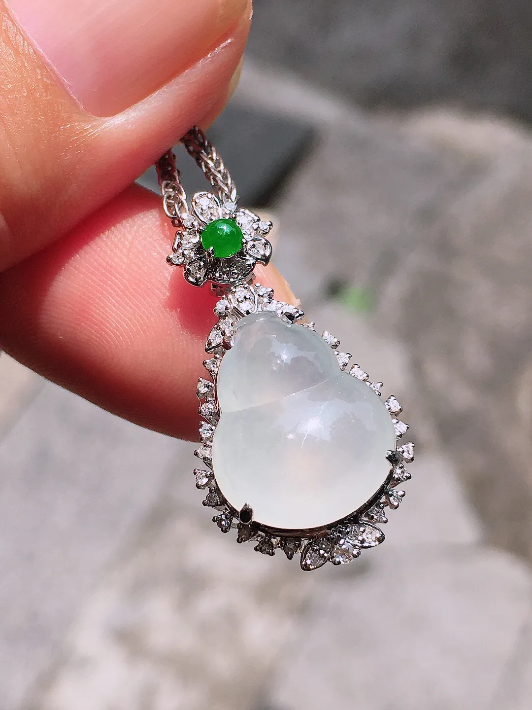 冰种葫芦吊坠，玉质细腻，荧光感超
强，饱满圆润，气质满满。18k
金豪华镶嵌