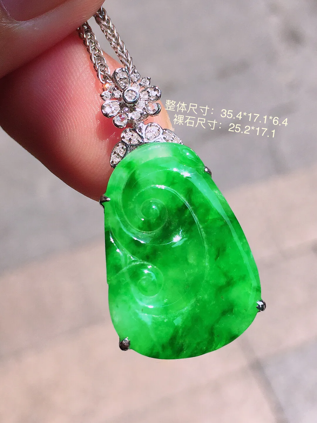 阳绿如意吊坠，色泽均匀艳丽，玉质细腻，荧光感超
强，饱满圆润，气质满满。18k
金豪华镶嵌