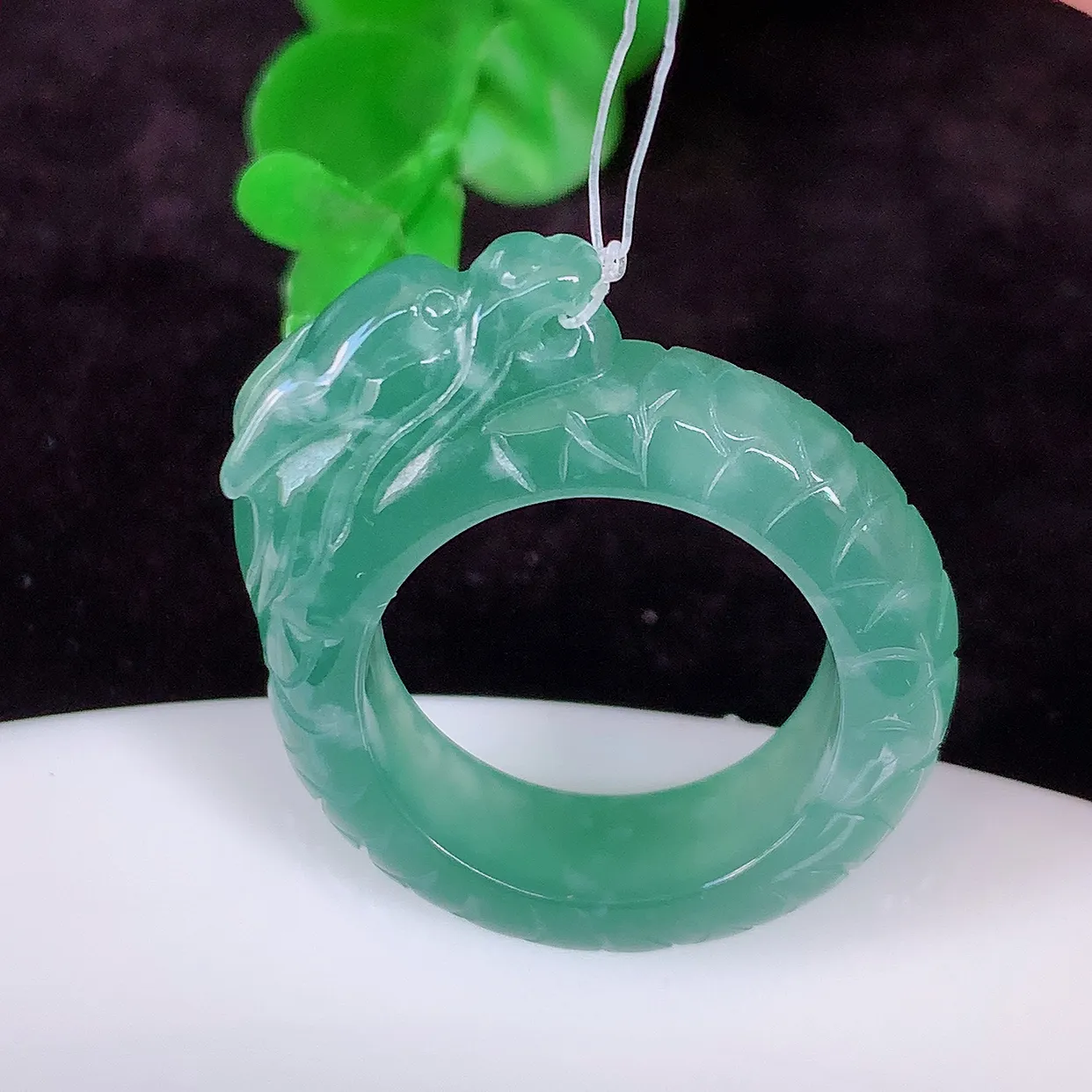 自然光实拍，龙戒指，18mm内径冰种翡翠指环，玉戒指，玉质莹润，好精美好冰润的指环，17圈口，上手纤