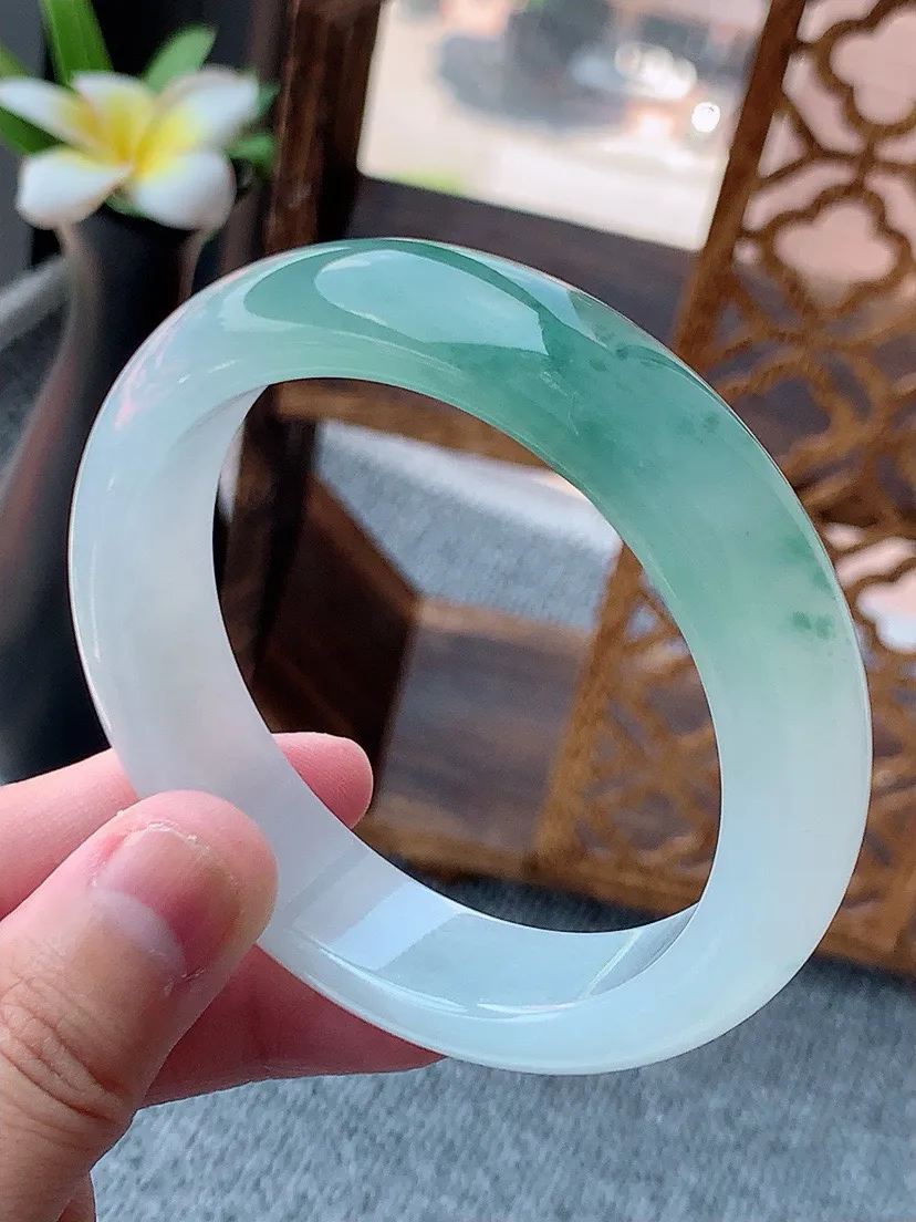 a货翡翠老坑飘花正装正圈手镯56-57圈口 尺寸56.3×14.3×8.6mm 重量68.23g 0801