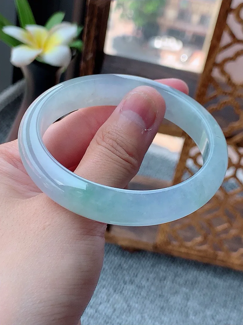 a货翡翠老坑淡紫罗兰贵妃手镯55-56圈口  尺寸55×49×12.2×7.2mm 重量45.40g