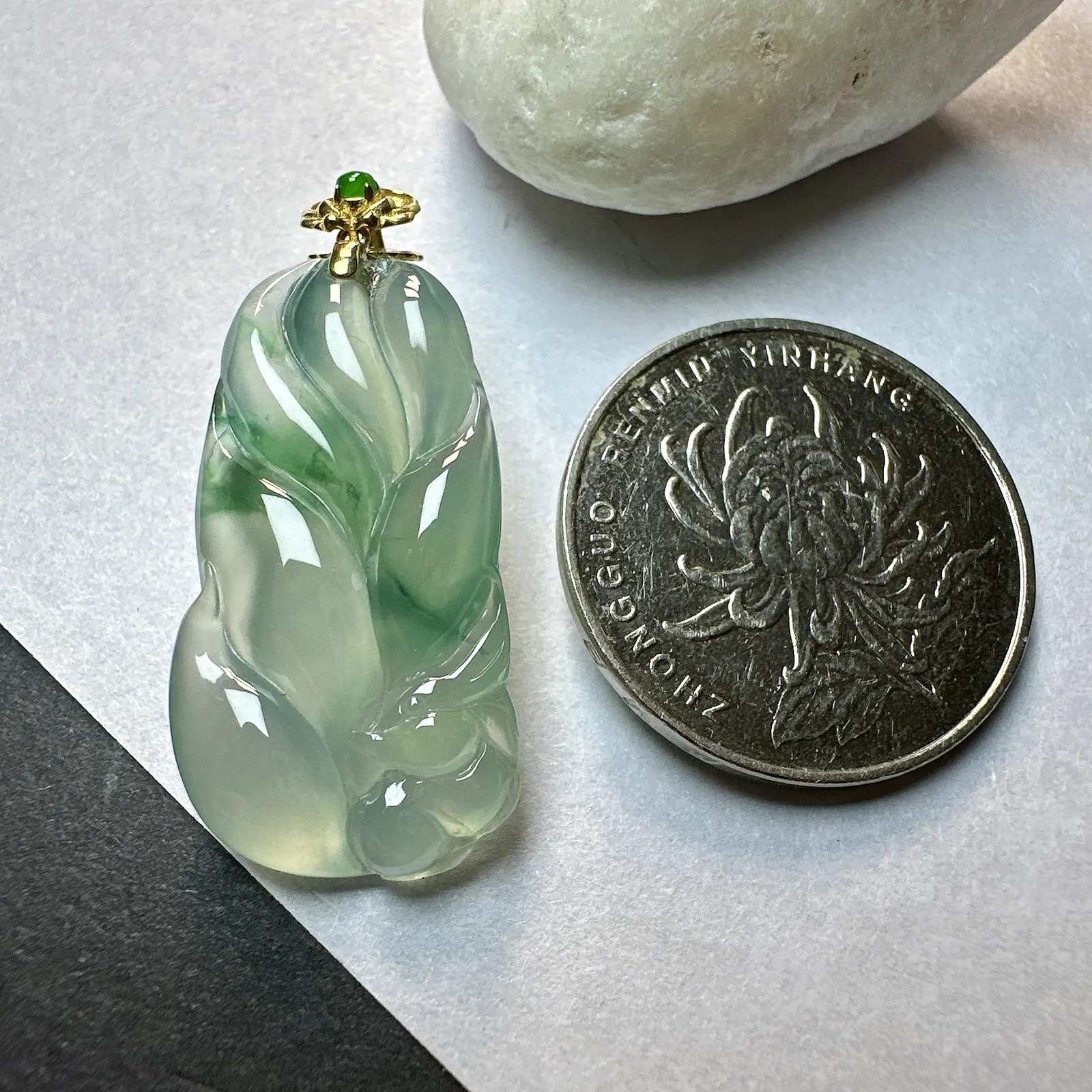 【冰种飘花九尾狐】精品，九尾灵狐，是吉祥如意、美好的象征。品质上佳，值得入手一试。18k金扣头镶嵌，裸石尺寸29.4*15.8*5毫米
