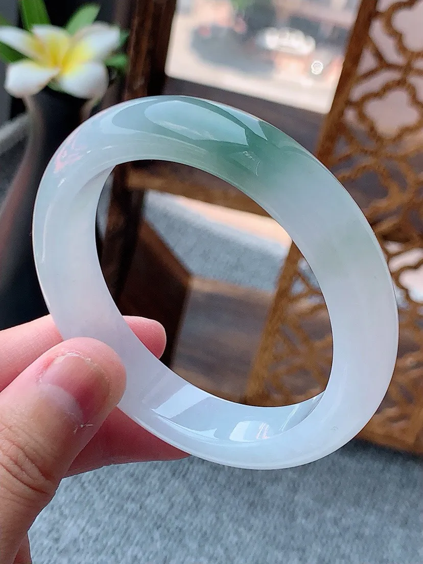 a货翡翠老坑飘花正装正圈手镯53-54圈口 尺寸53.6×12.4×8.2mm 重量55.38g 0