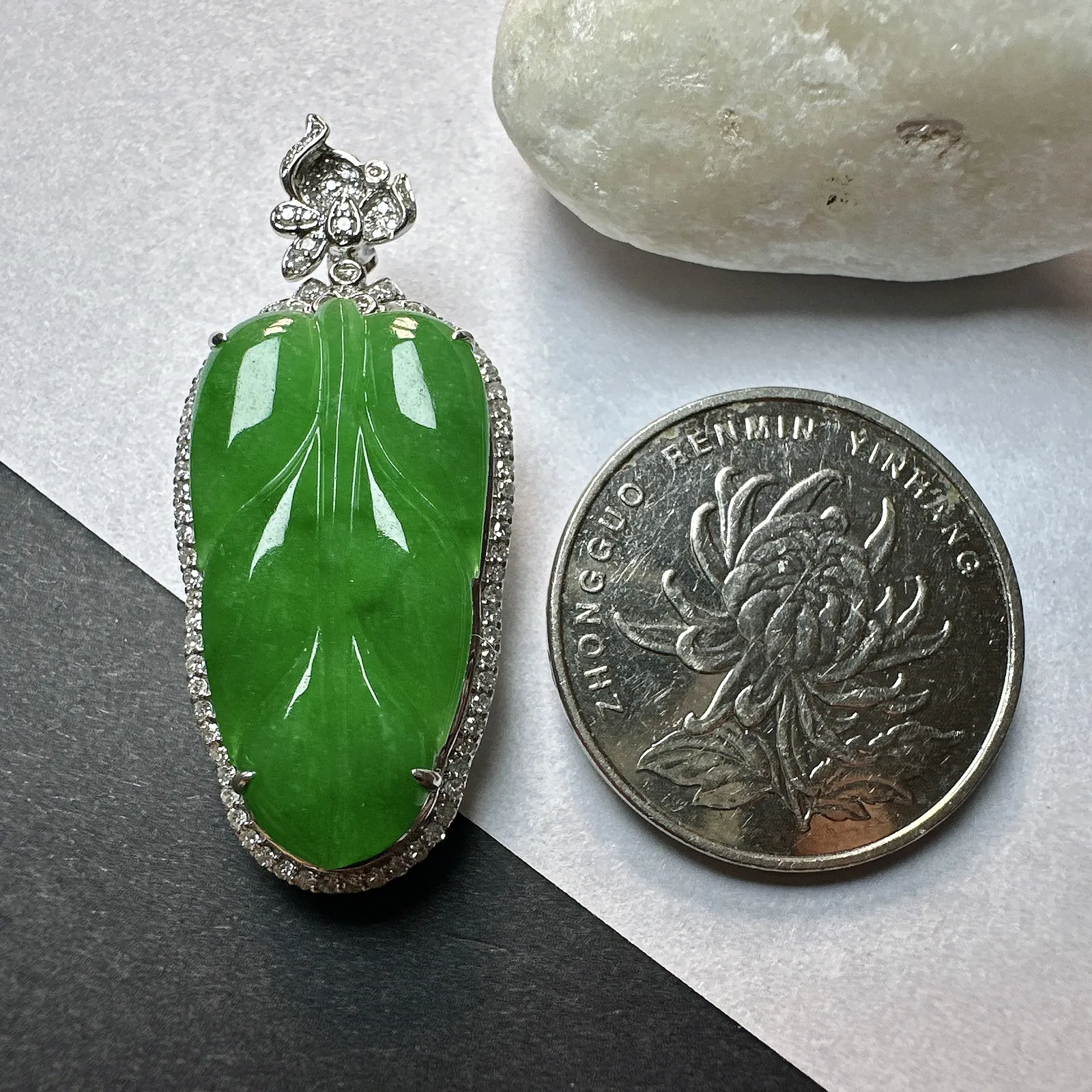 【冰糯种满绿叶子】金枝玉叶，质地细腻，冰润透亮，光泽出众，18k金钻镶嵌，裸石尺寸26.8*14.3*3毫米