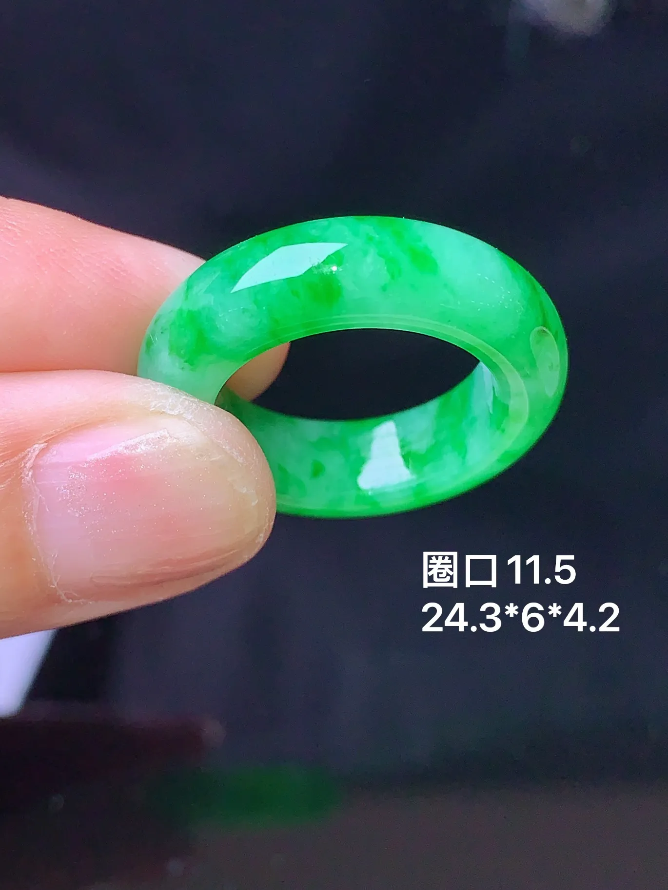 翠绿指环 玉质细腻 色泽清新艳丽 圈口11.5 整体尺寸24.3*6*4.2
