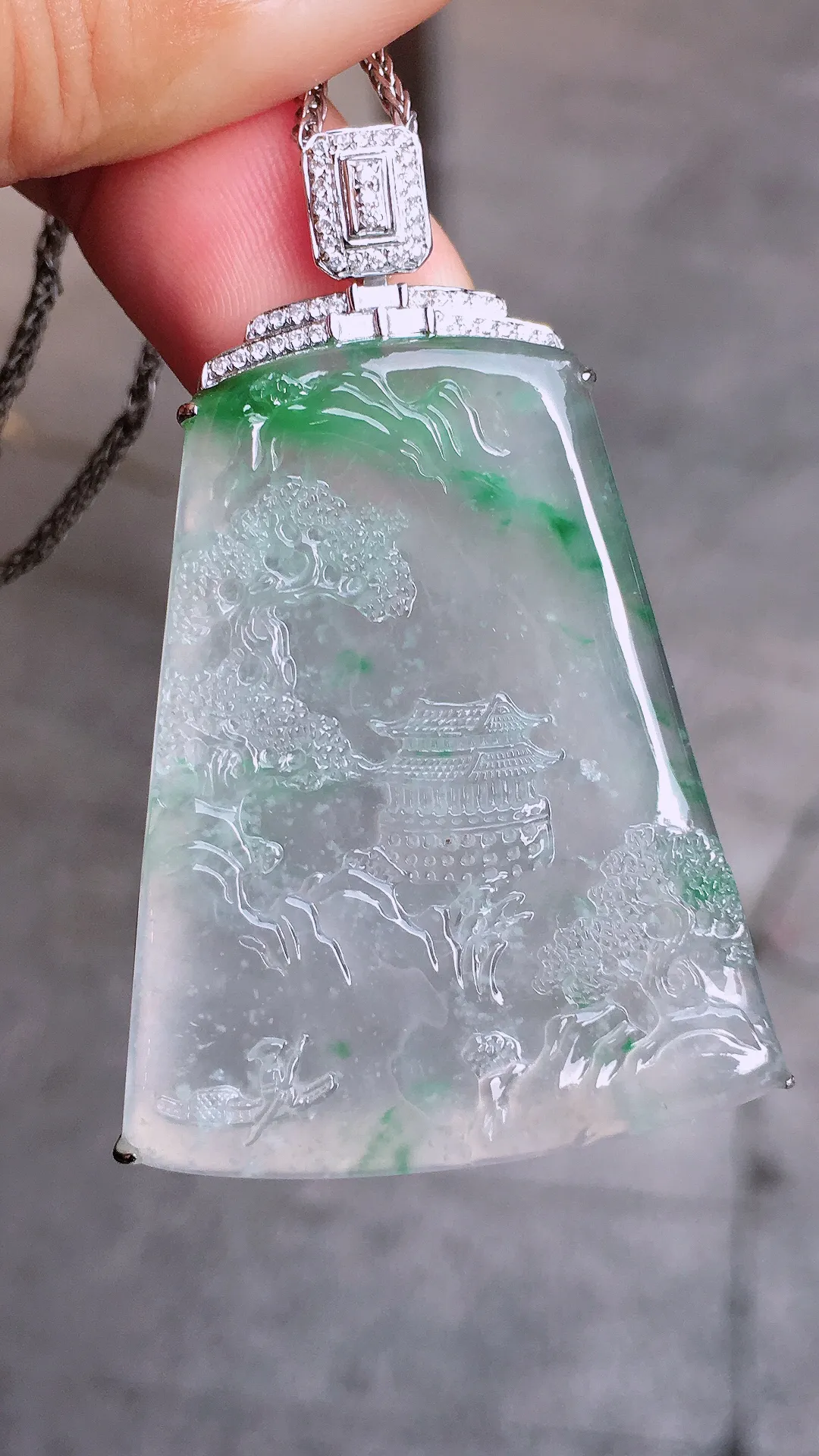 冰飘绿山水牌吊坠，色泽艳丽，玉质细腻，荧光感超
强，饱满圆润，气质满满。18k
金豪华镶嵌