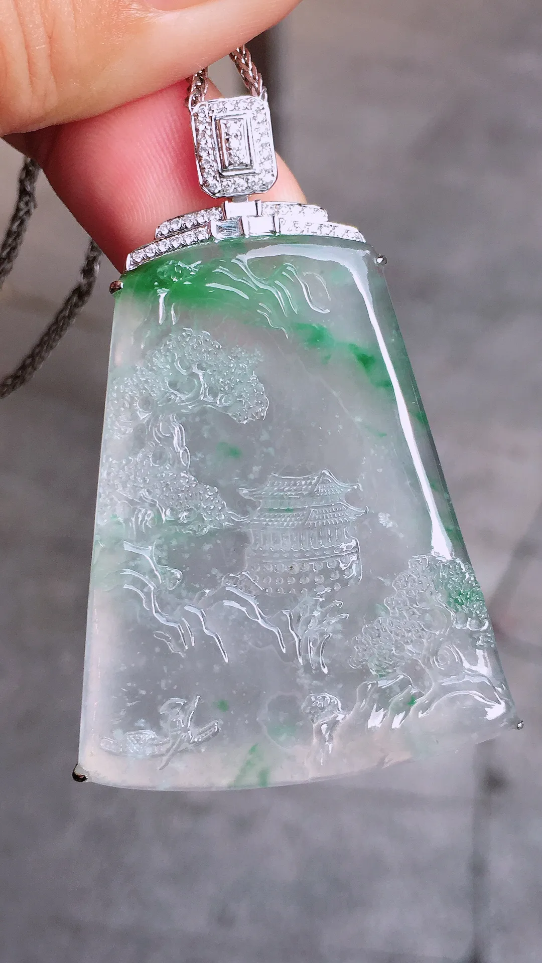 冰飘绿山水牌吊坠，色泽艳丽，玉质细腻，荧光感超
强，饱满圆润，气质满满。18k
金豪华镶嵌