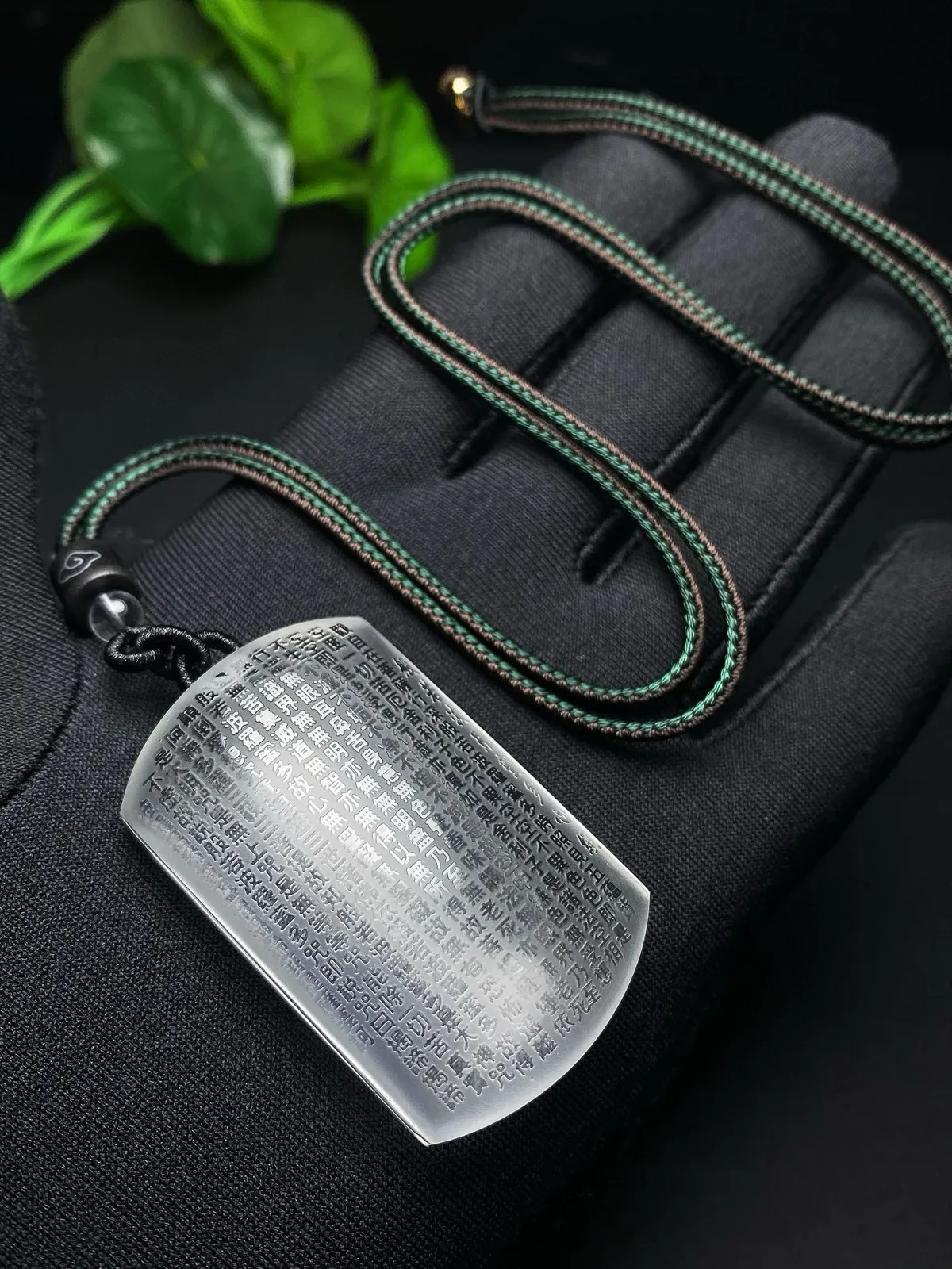 天然白水晶般若波罗蜜多心经吊坠•  保主平安，遇难呈祥，佩带者顺顺利利保平安，实物非常漂亮，规格：51*32*13mm重43.8克。 