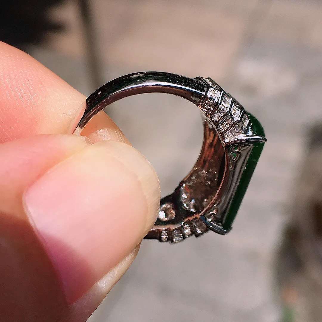 满绿马鞍戒指，色泽均匀浓郁，玉质细腻，荧光感超
强，饱满圆润，气质满满。18k
金豪华镶嵌