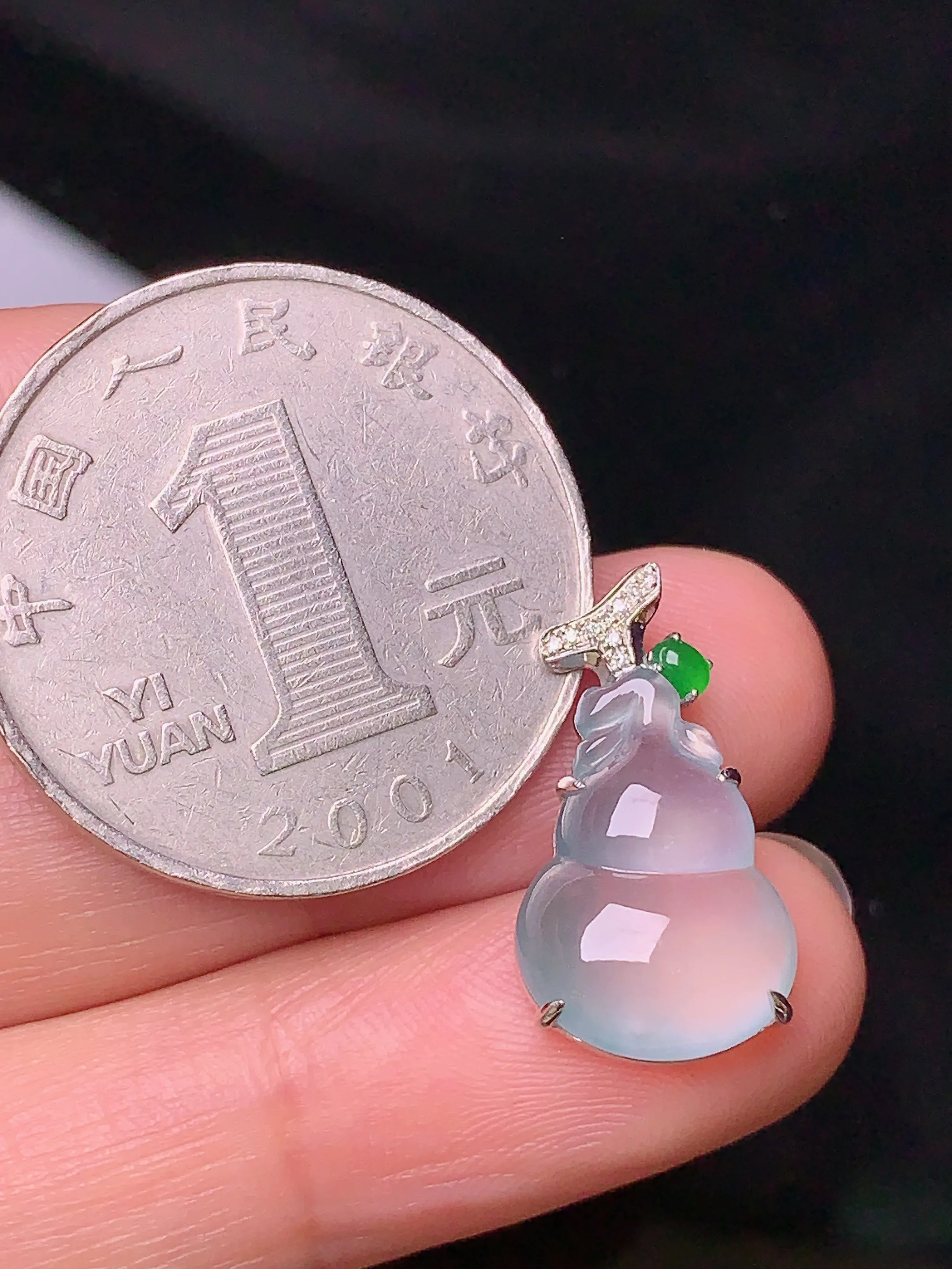 18k金钻镶嵌冰种葫芦吊坠 玉质细腻 色泽清新艳丽 整体尺寸19.3*10.7*4.7