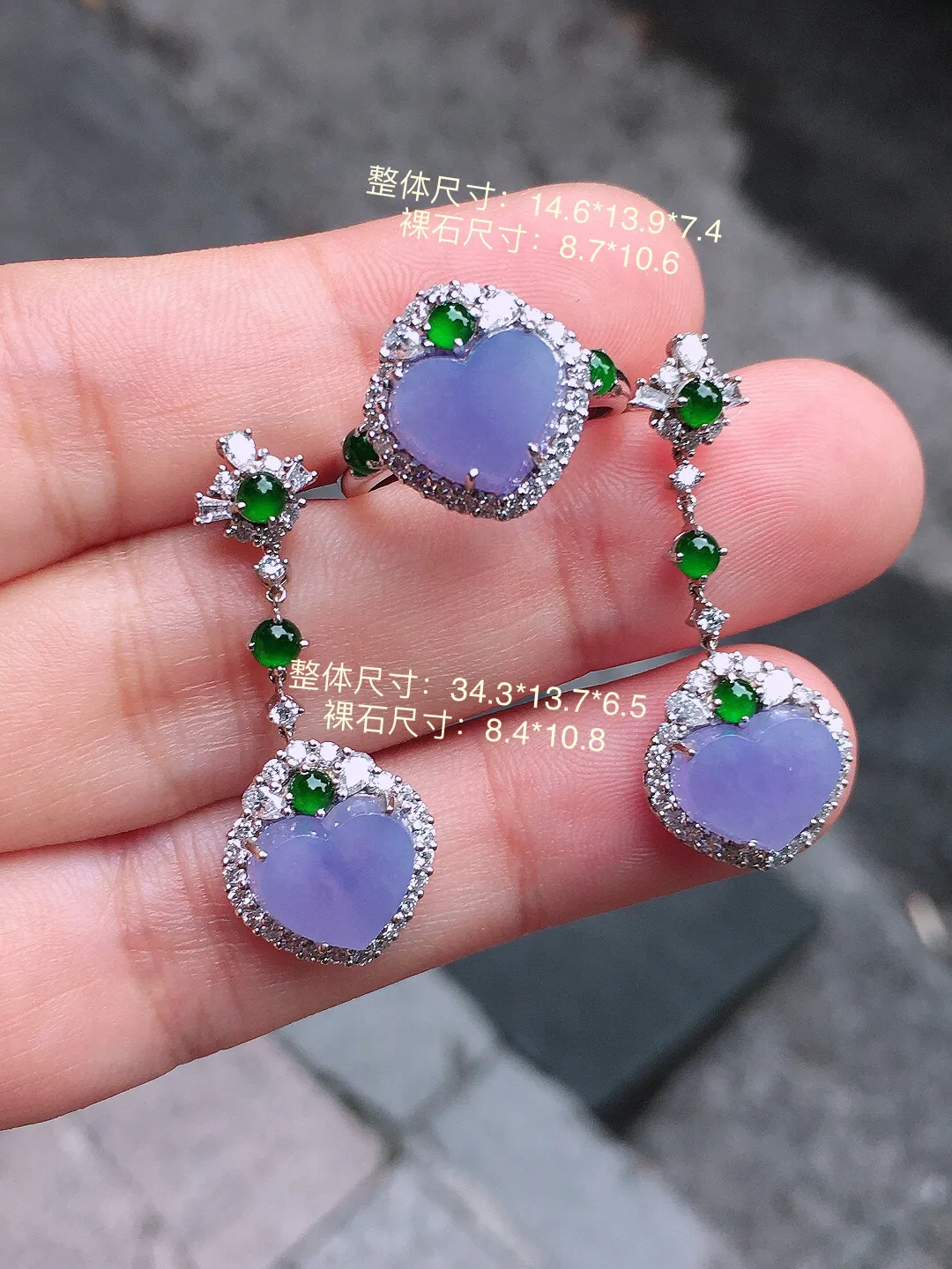 紫罗兰️套装（耳坠+戒指），色泽均匀艳丽，玉质细腻，荧光感超
强，饱满圆润，气质满满。18k
金豪华镶嵌