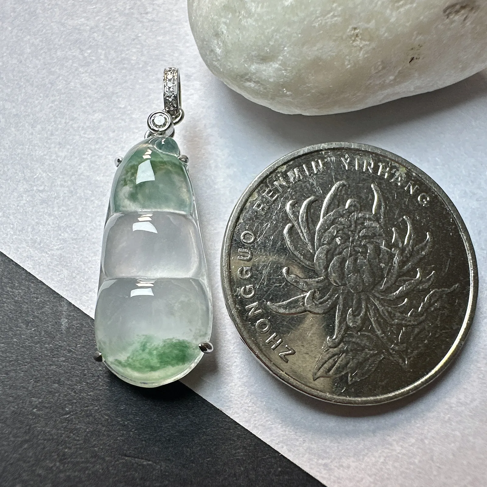 【冰种飘花福豆吊坠】种地上乘，冰感十足，通透起光，饱满圆润，18k金钻镶嵌，裸石尺寸22.8*10.8*4.6毫米。