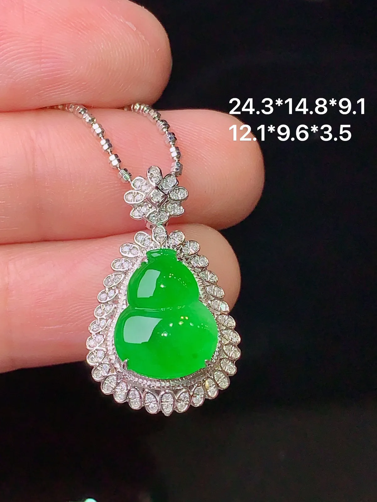 18k金钻镶嵌满绿葫芦吊坠 玉质细腻 色泽艳丽 整体尺寸24.3*14.8*9.1