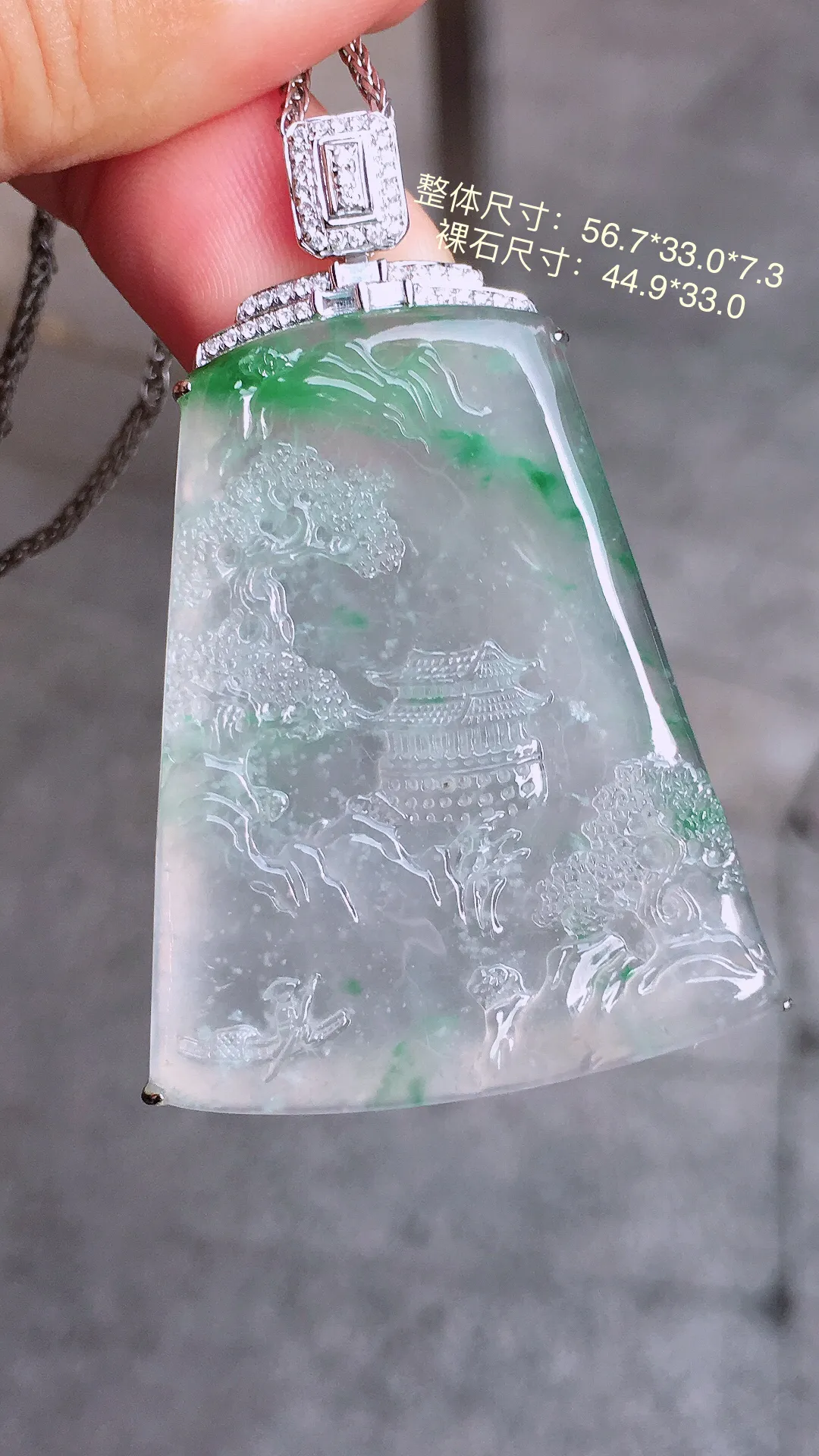 冰飘绿山水牌吊坠，色泽艳丽，玉质细腻，荧光感超
强，饱满圆润，气质满满。18k
金豪华镶嵌