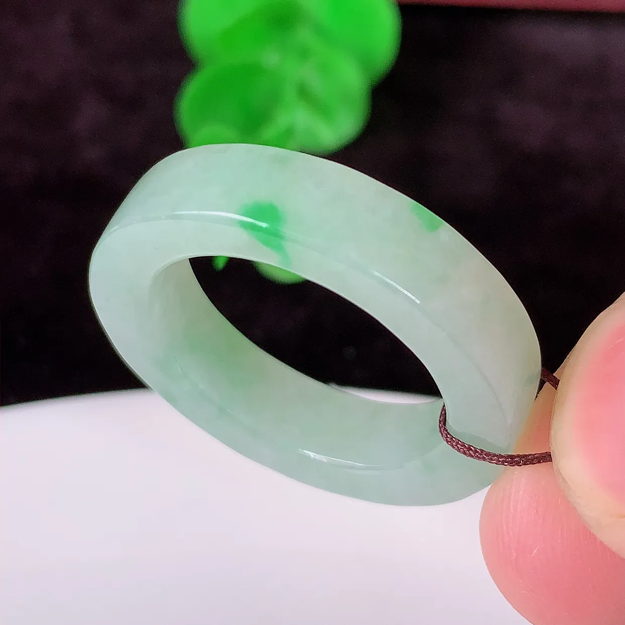 自然光实拍，20mm内径飘阳绿翡翠指环，玉戒指，玉质莹润，好精美好冰润的指环，23圈口，上手纤巧！#