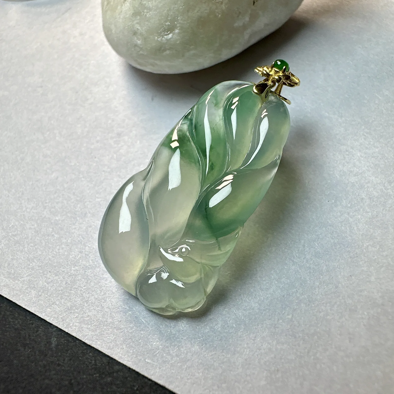 【冰种飘花九尾狐】精品，九尾灵狐，是吉祥如意、美好的象征。品质上佳，值得入手一试。18k金扣头镶嵌，裸石尺寸29.4*15.8*5毫米