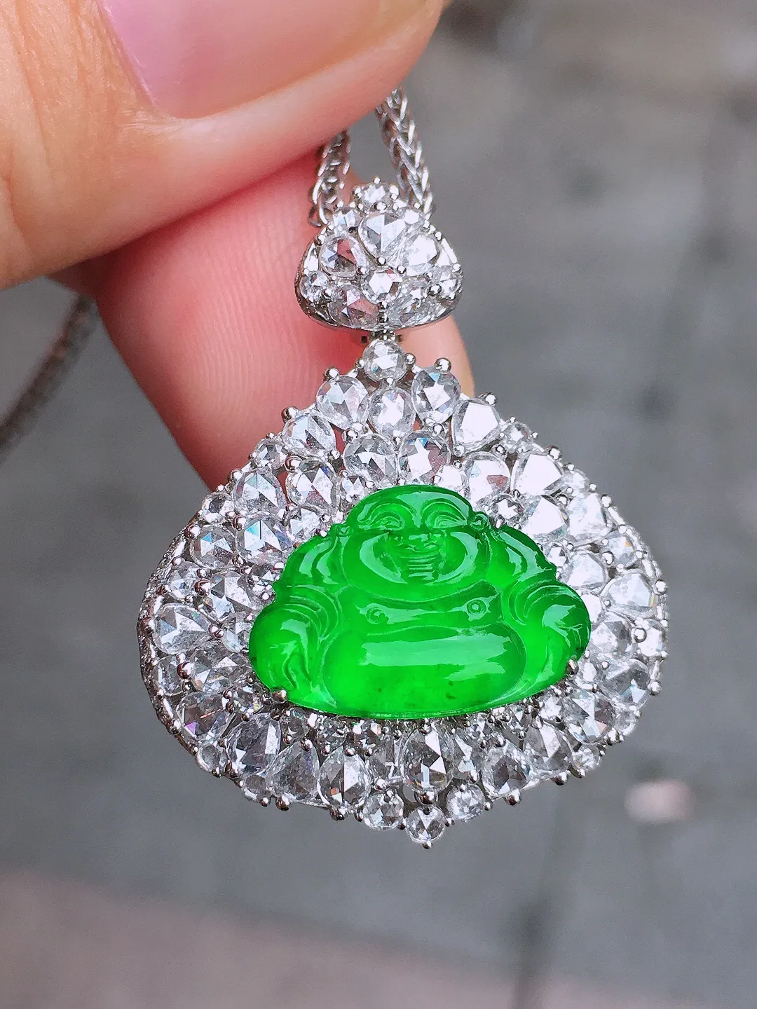 阳绿佛公吊坠，色泽均匀艳丽，玉质细腻，荧光感超
强，饱满圆润，气质满满。18k
金豪华镶嵌