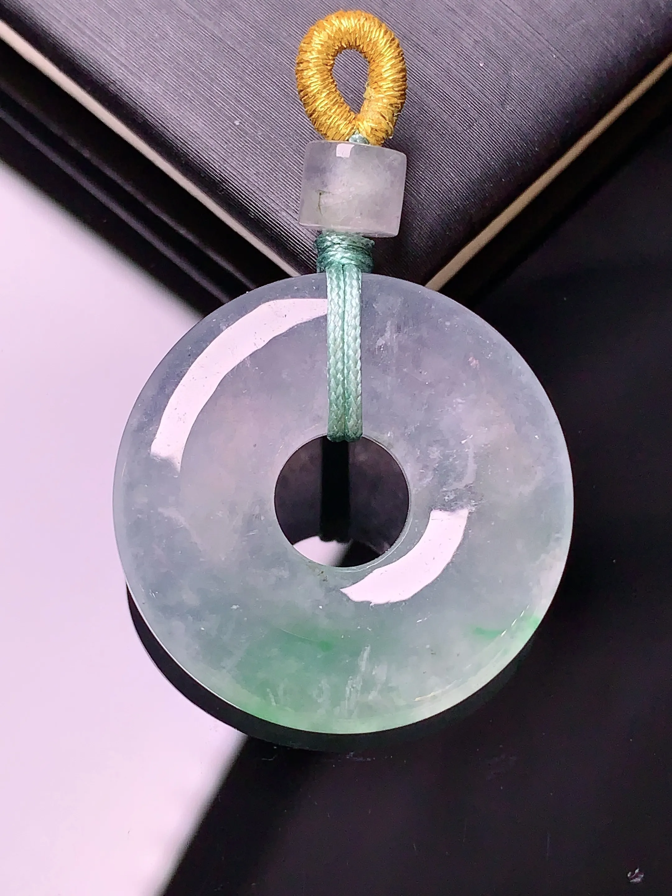 飘绿平安环吊坠 玉质细腻 色泽清新艳丽 整体尺寸24.3*4.5
