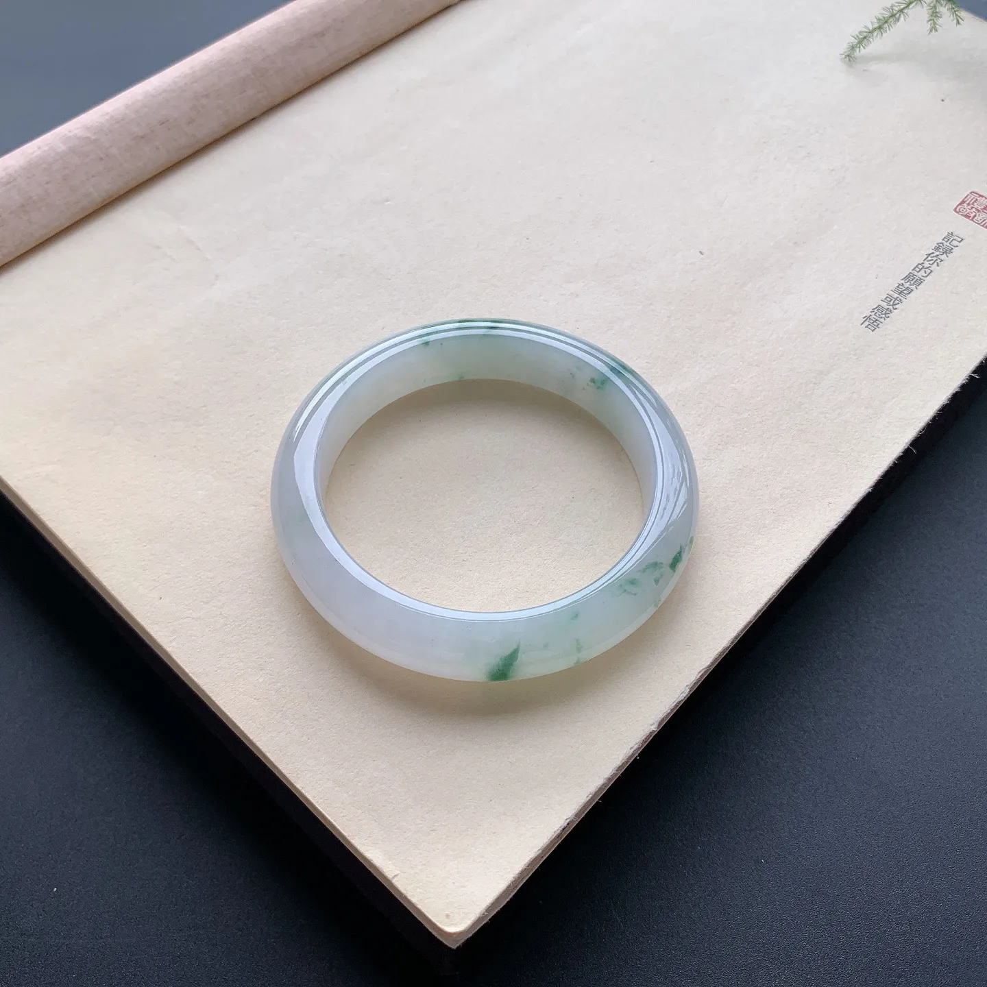 55.5圈口飘花正圈手镯 尺寸：55.5-12.3-8.8，无纹裂，水润起胶，花色灵动