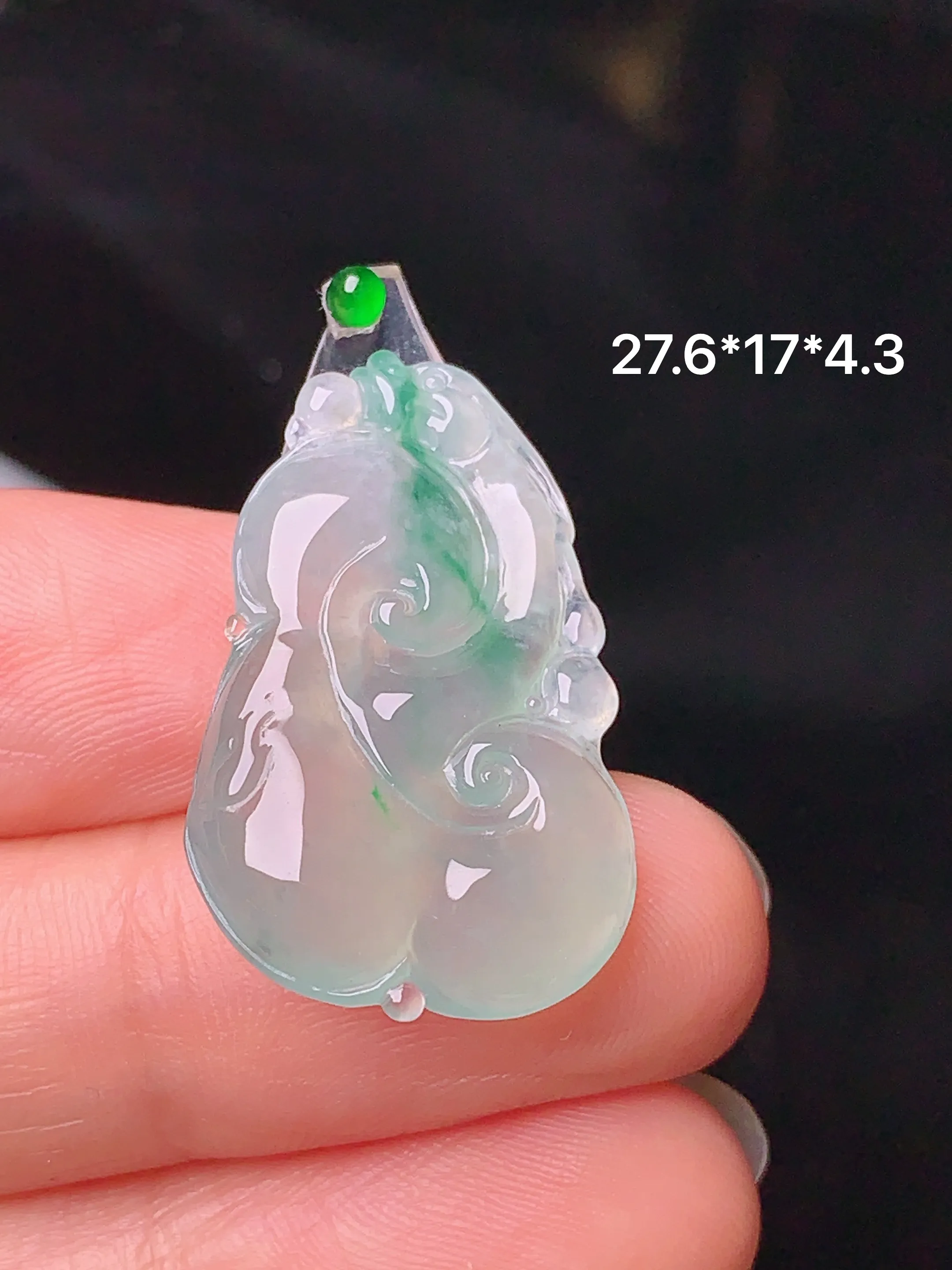 镶嵌款 冰种飘绿如意吊坠 玉质细腻 色泽清新艳丽 整体尺寸27.6*17*4.3
