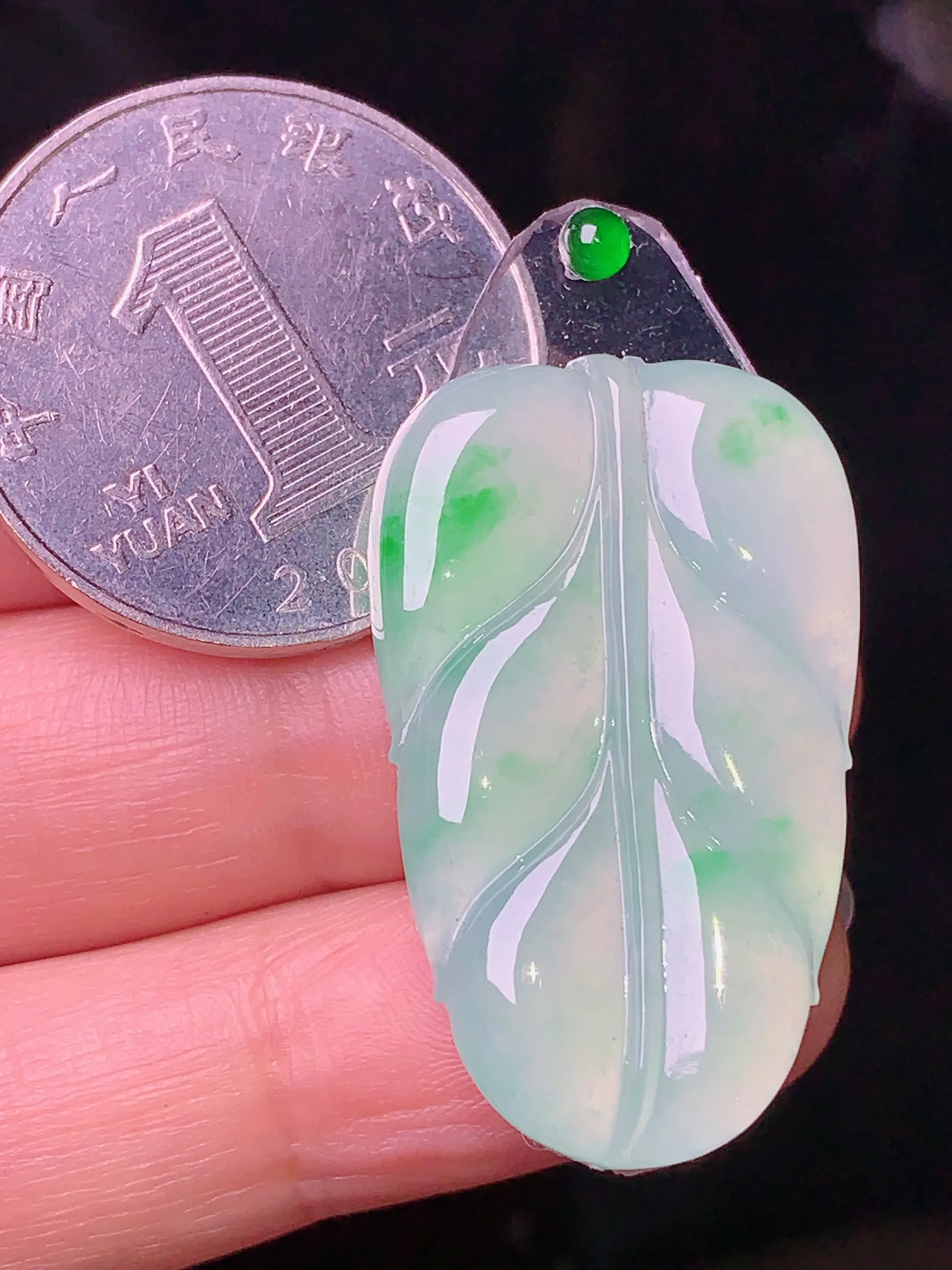 镶嵌款 飘绿树叶吊坠 玉质细腻 色泽清新艳丽 整体尺寸32.5*19.8*3.7