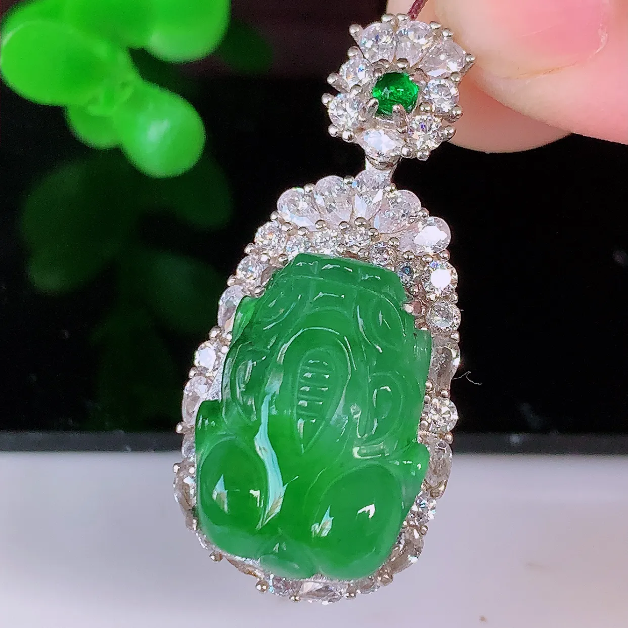 冰透满绿翡翠貔貅925银镶嵌吊坠，自然光实拍，翠色灵动，颜色漂亮，种老水足，品相佳，佩戴佳品！#98