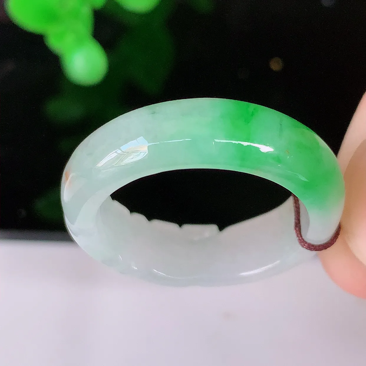 自然光实拍，19.2mm内径飘绿翡翠指环，玉戒指，玉质莹润，好精美好冰润的指环，20圈口，上手纤巧！#1.31