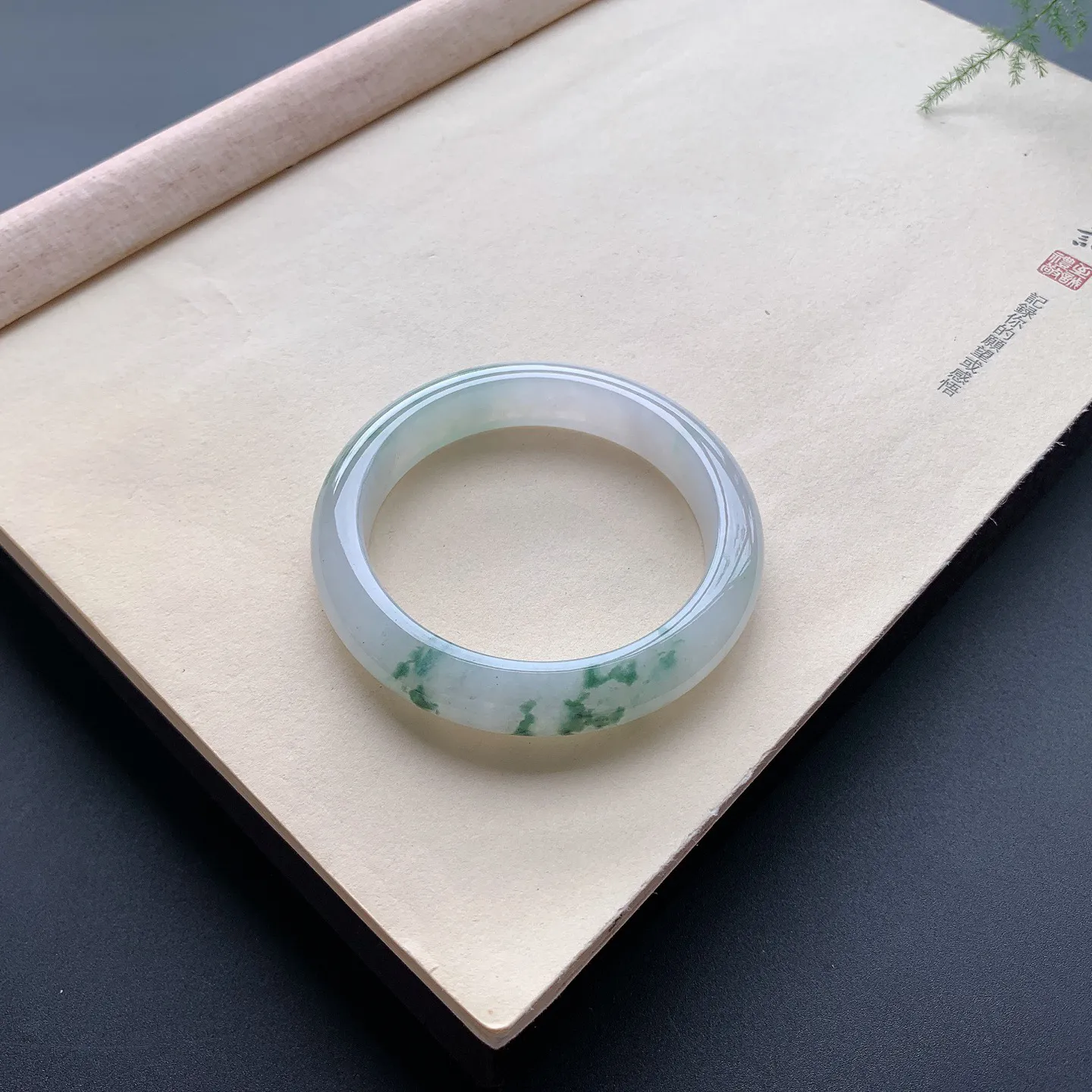 55.5圈口飘花正圈手镯 尺寸：55.5-12.3-8.8，无纹裂，水润起胶，花色灵动