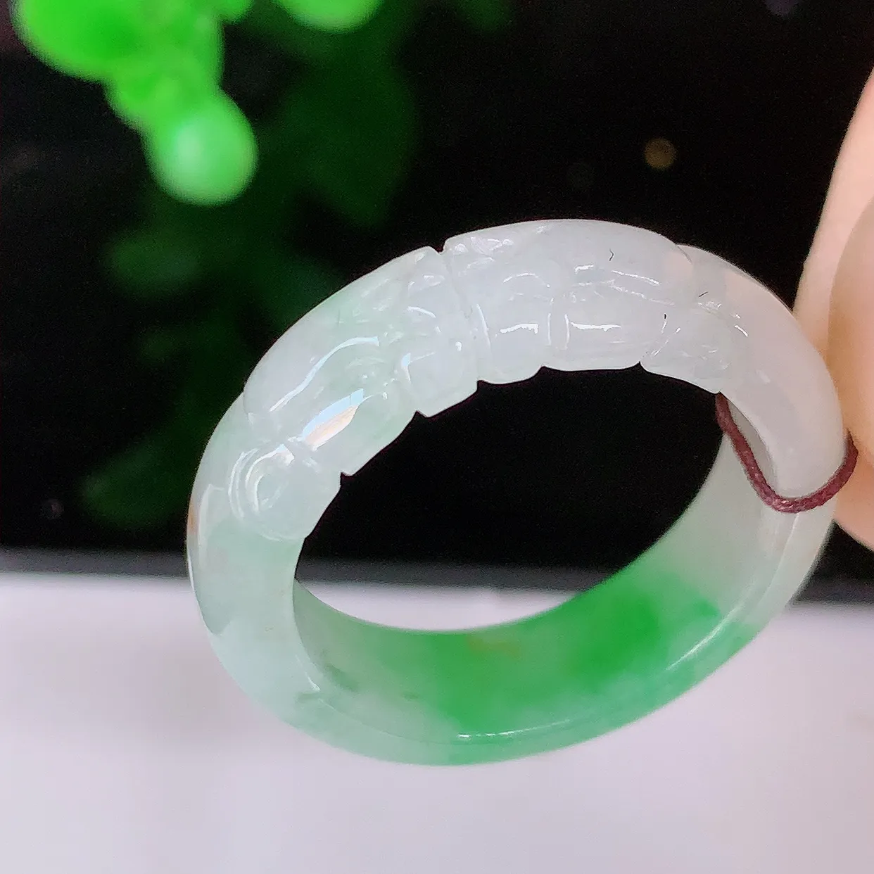 自然光实拍，19.2mm内径飘绿翡翠指环，玉戒指，玉质莹润，好精美好冰润的指环，20圈口，上手纤巧！#1.31