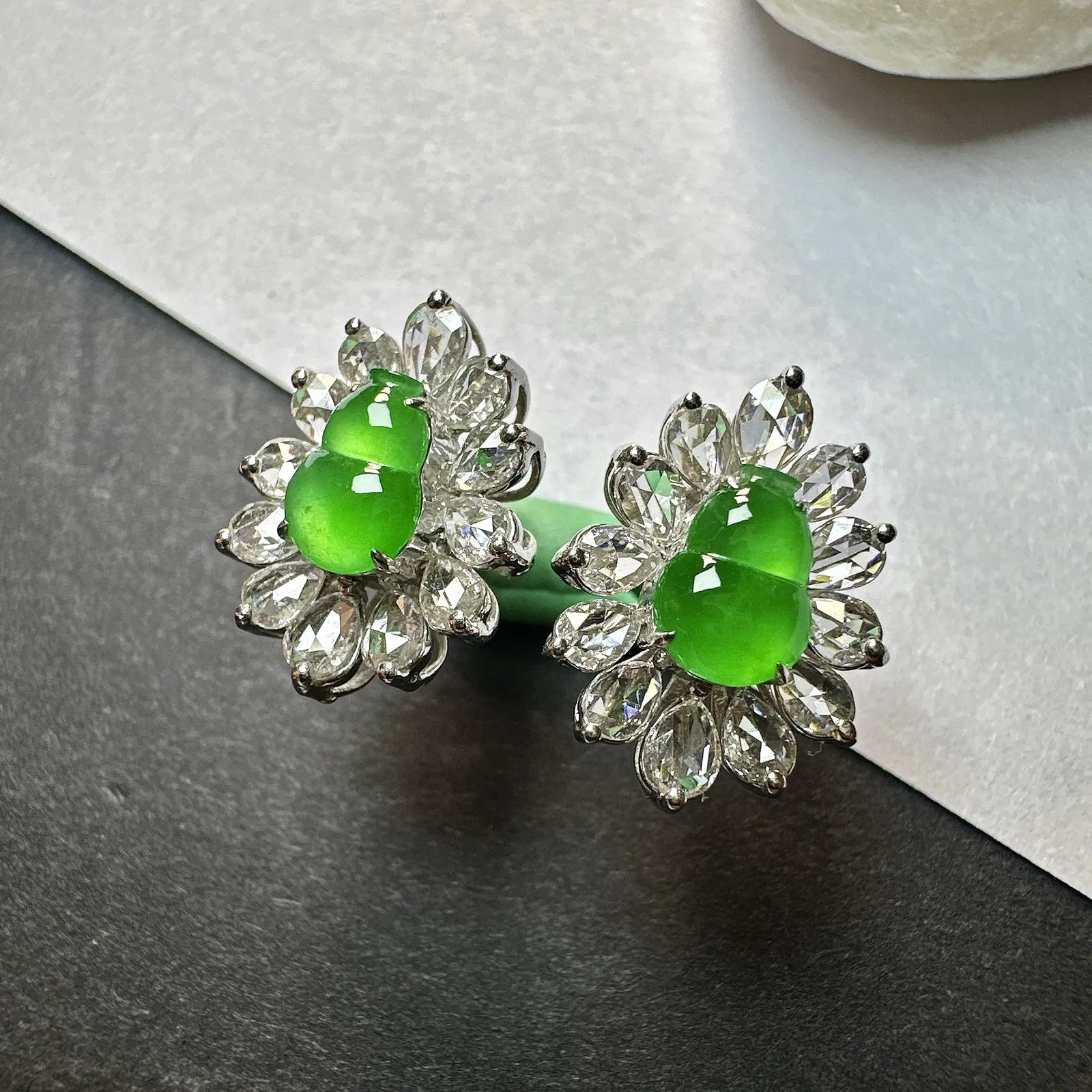 【冰种满绿葫芦耳钉】晶莹剔透，行家料，干净清爽，饱满度很好，18k金钻镶嵌，裸石尺寸7.2*5.2*3毫米。