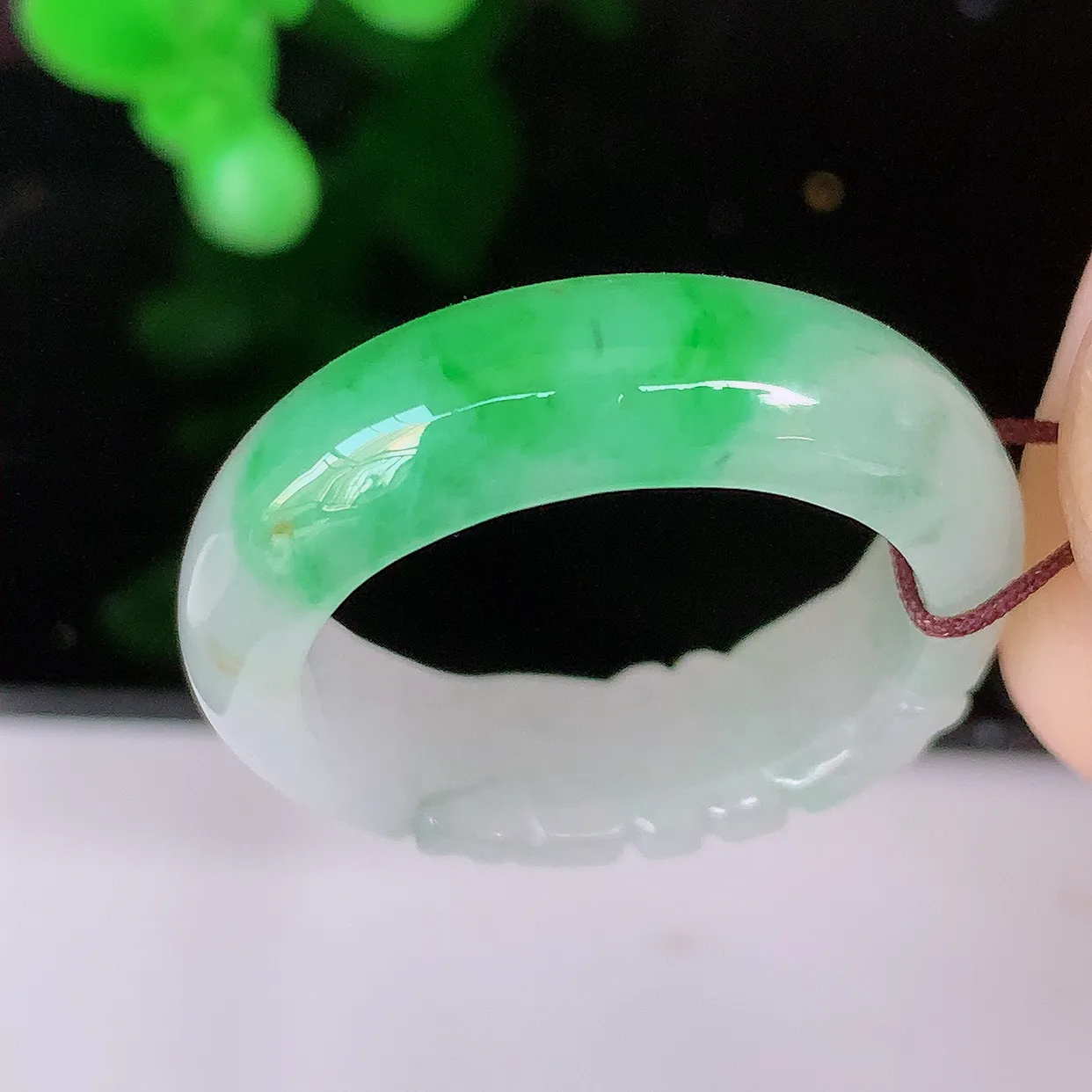 自然光实拍，19.2mm内径飘绿翡翠指环，玉戒指，玉质莹润，好精美好冰润的指环，20圈口，上手纤巧！#1.31