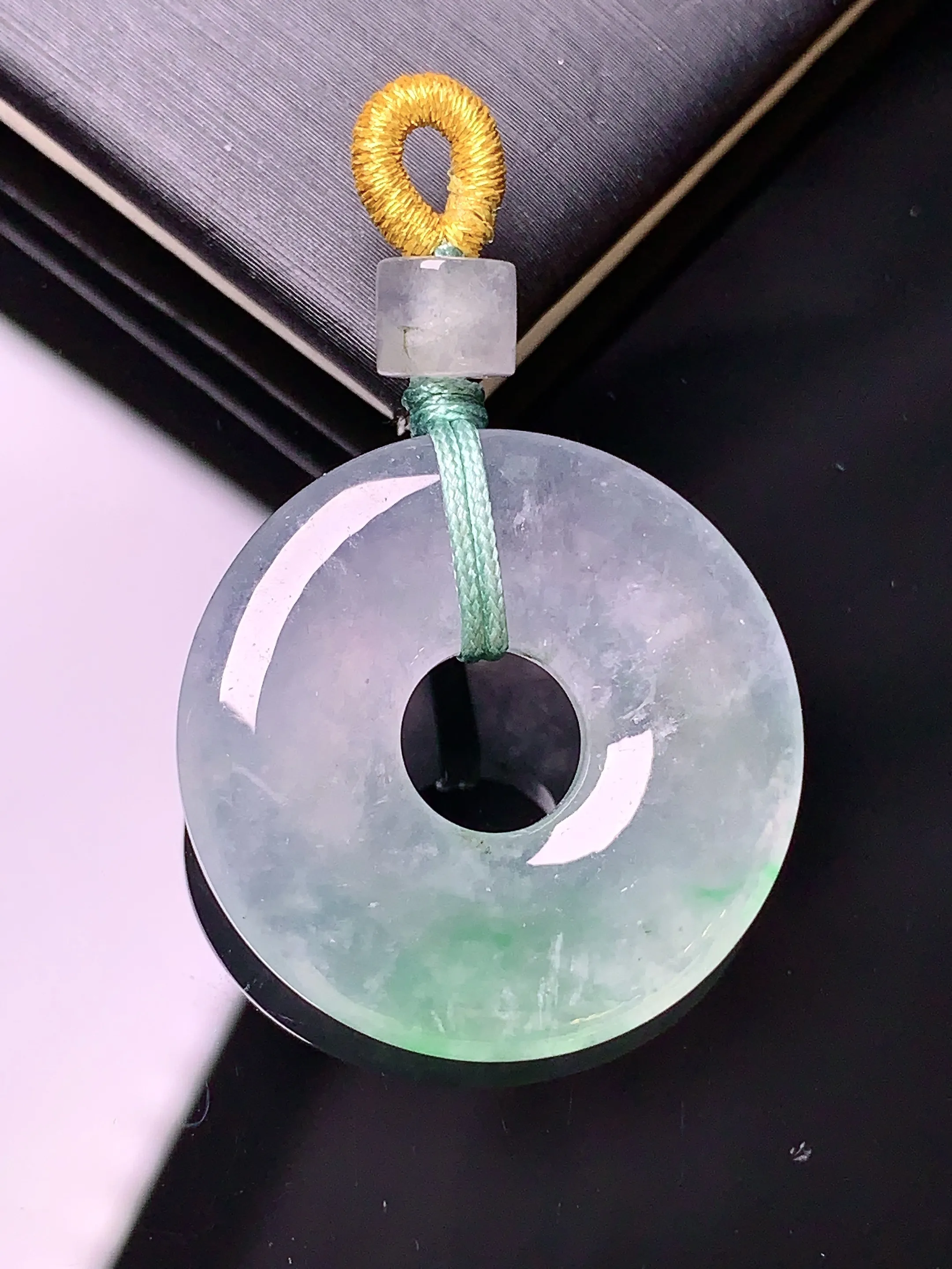飘绿平安环吊坠 玉质细腻 色泽清新艳丽 整体尺寸24.3*4.5