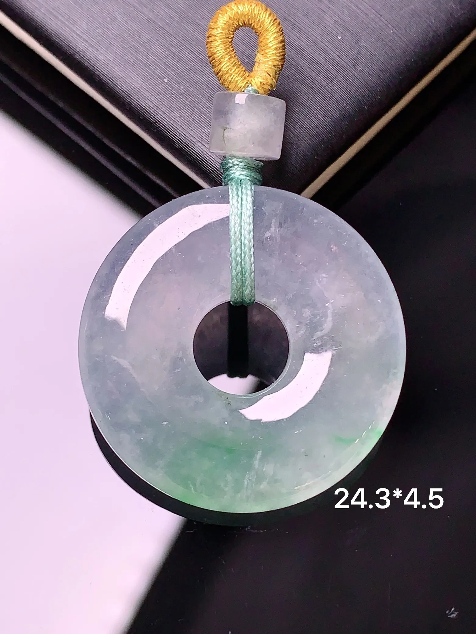 飘绿平安环吊坠 玉质细腻 色泽清新艳丽 整体尺寸24.3*4.5