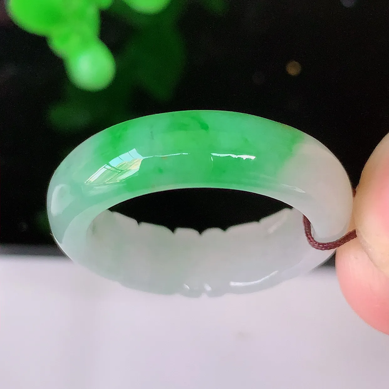 自然光实拍，19.2mm内径飘绿翡翠指环，玉戒指，玉质莹润，好精美好冰润的指环，20圈口，上手纤巧！#1.31
