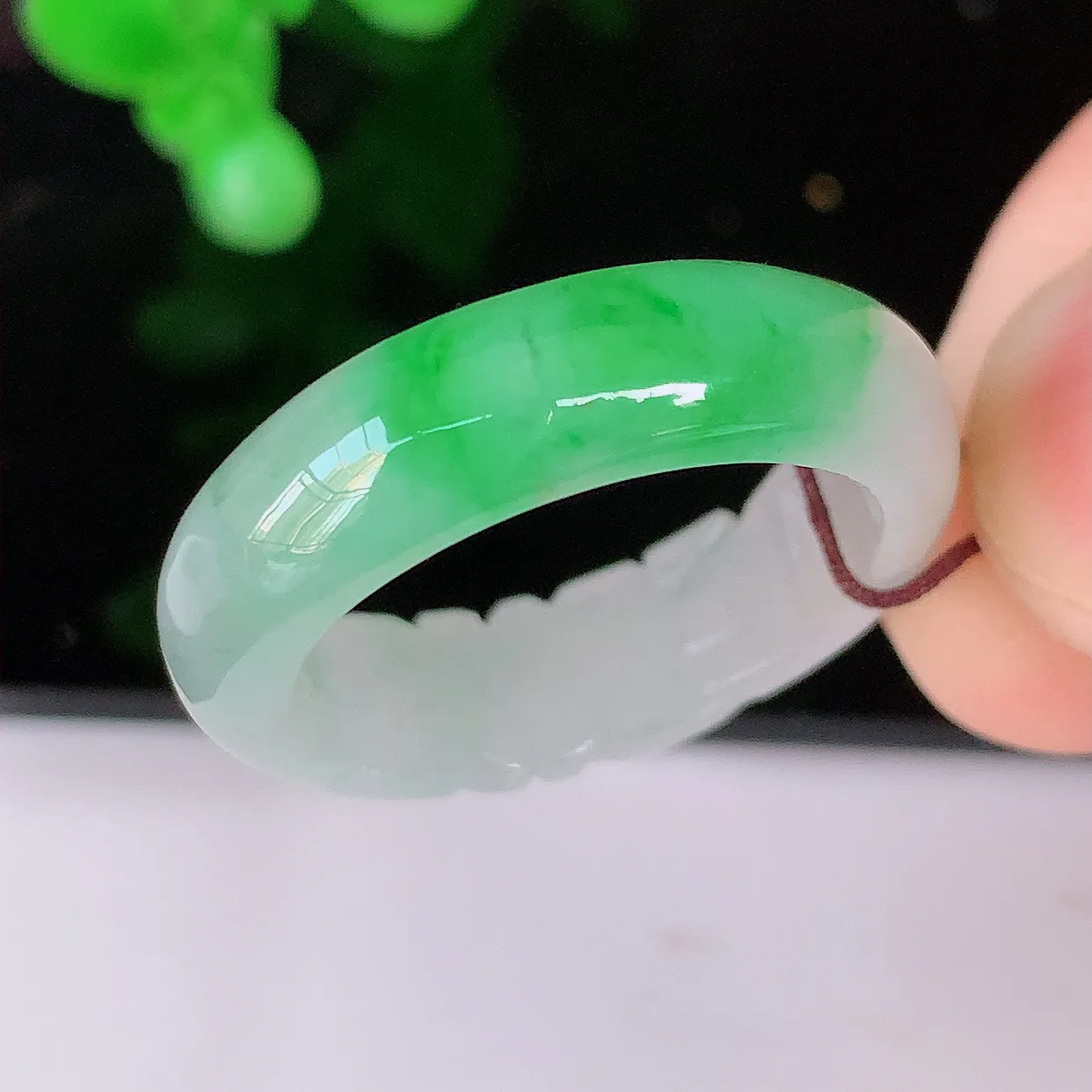自然光实拍，19.2mm内径飘绿翡翠指环，玉戒指，玉质莹润，好精美好冰润的指环，20圈口，上手纤巧！