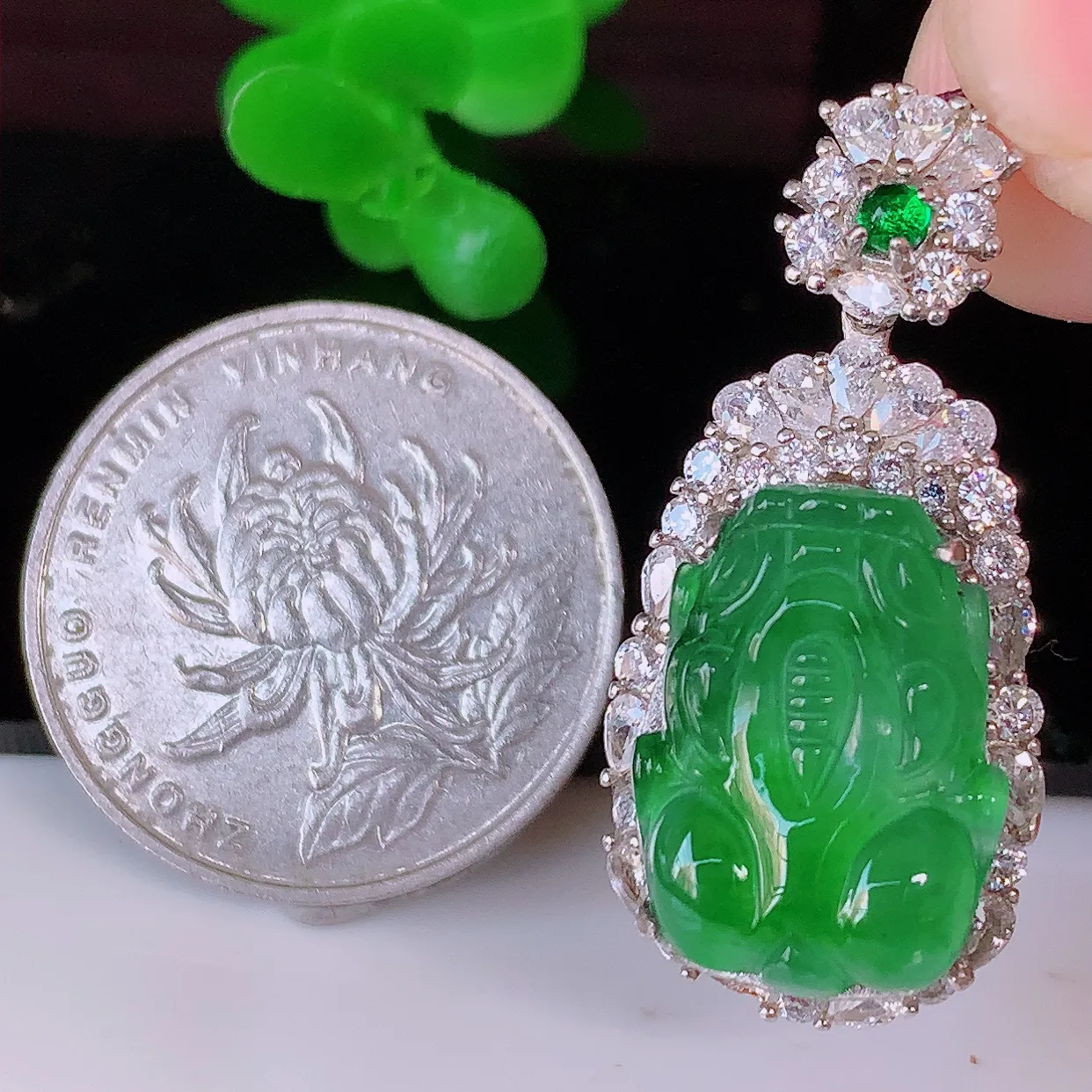 冰透满绿翡翠貔貅925银镶嵌吊坠，自然光实拍，翠色灵动，颜色漂亮，种老水足，品相佳，佩戴佳品！#98.31整体32*15.5*10裸石16.5*12
