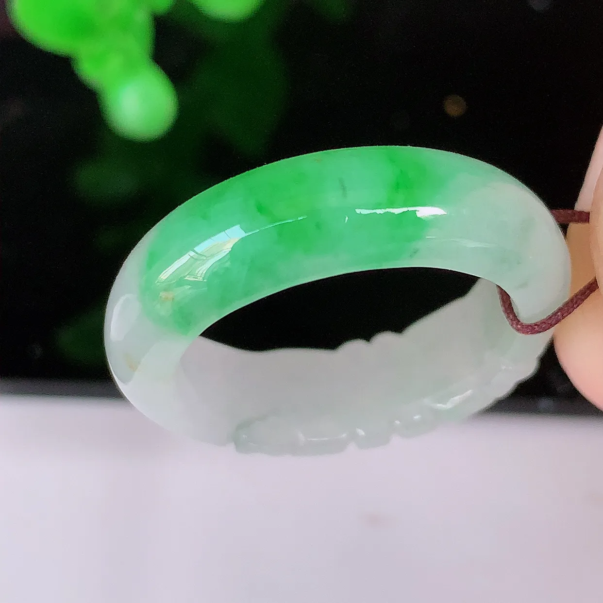 自然光实拍，19.2mm内径飘绿翡翠指环，玉戒指，玉质莹润，好精美好冰润的指环，20圈口，上手纤巧！