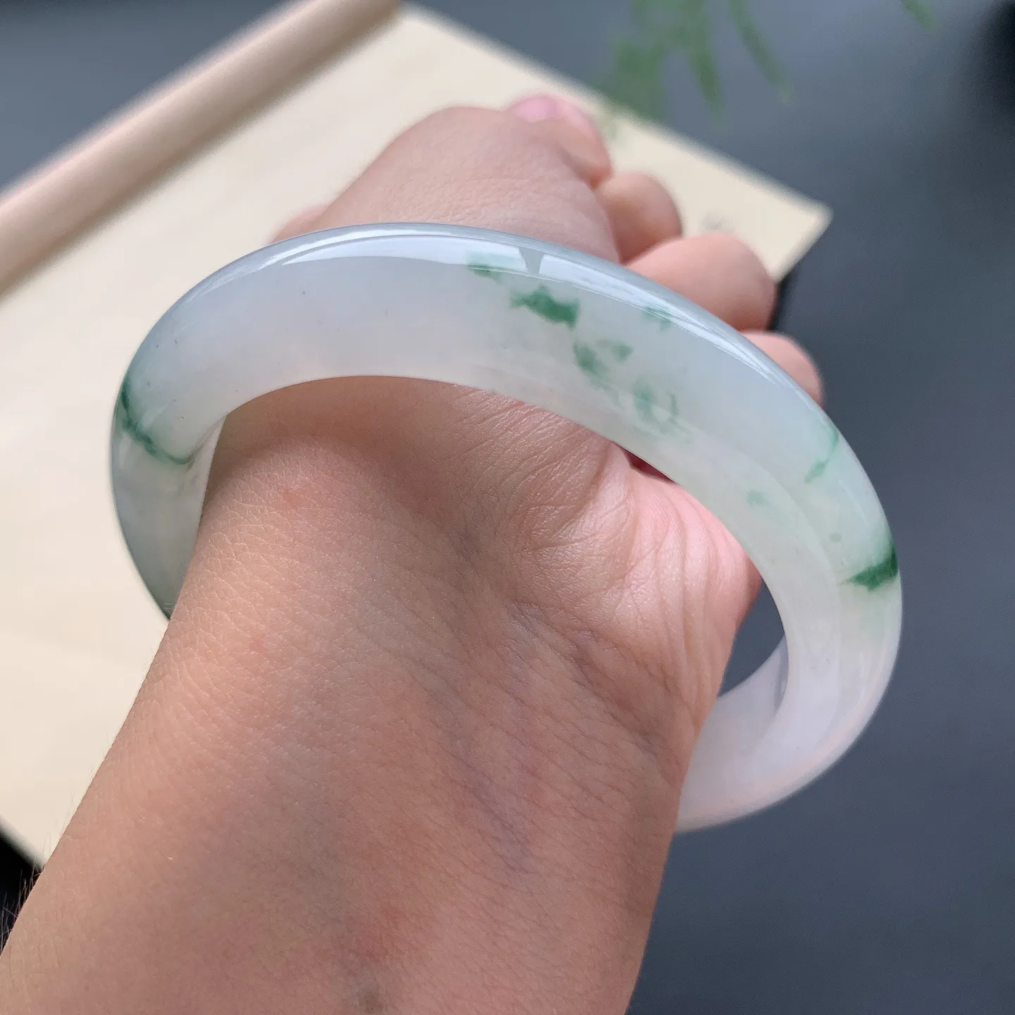 55.5圈口飘花正圈手镯 尺寸：55.5-12.3-8.8，无纹裂，水润起胶，花色灵动