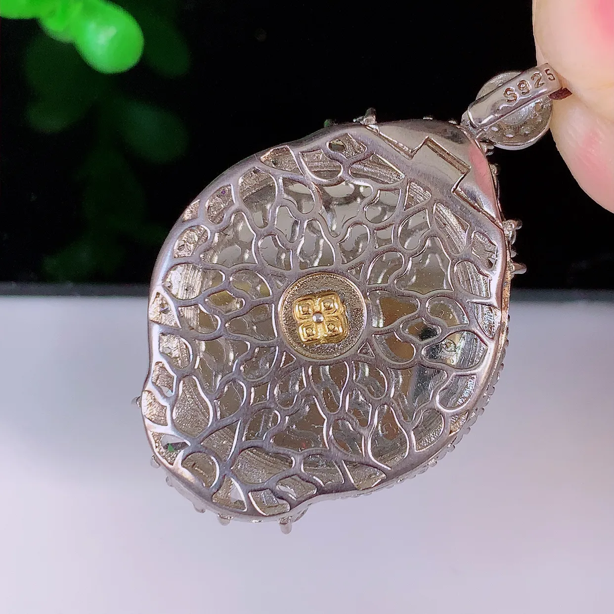 冰透满绿翡翠平安扣925银镶嵌吊坠，自然光实拍，翠色灵动，颜色漂亮，种老水足，品相佳，佩戴佳品！#98.31整体38*25*7.5裸石21*21