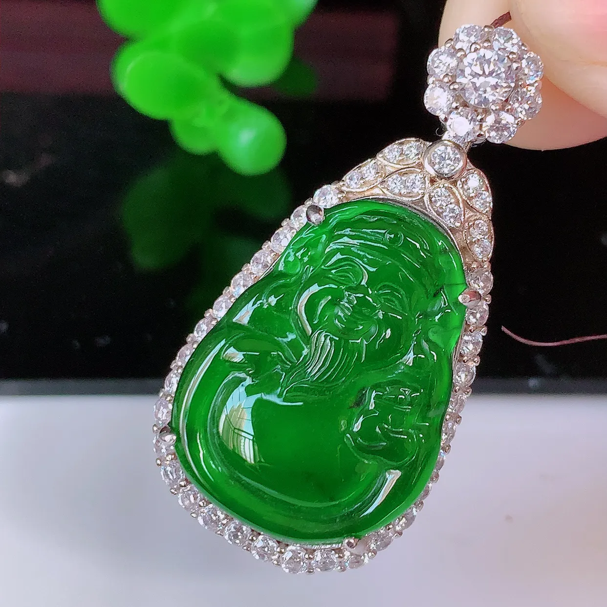冰透满绿翡翠财神爷925银镶嵌吊坠，自然光实拍，翠色灵动，颜色漂亮，种老水足，品相佳，佩戴佳品！#9