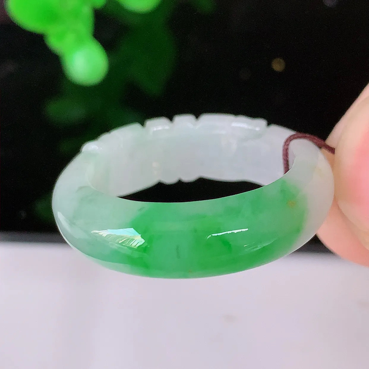 自然光实拍，19.2mm内径飘绿翡翠指环，玉戒指，玉质莹润，好精美好冰润的指环，20圈口，上手纤巧！#1.31