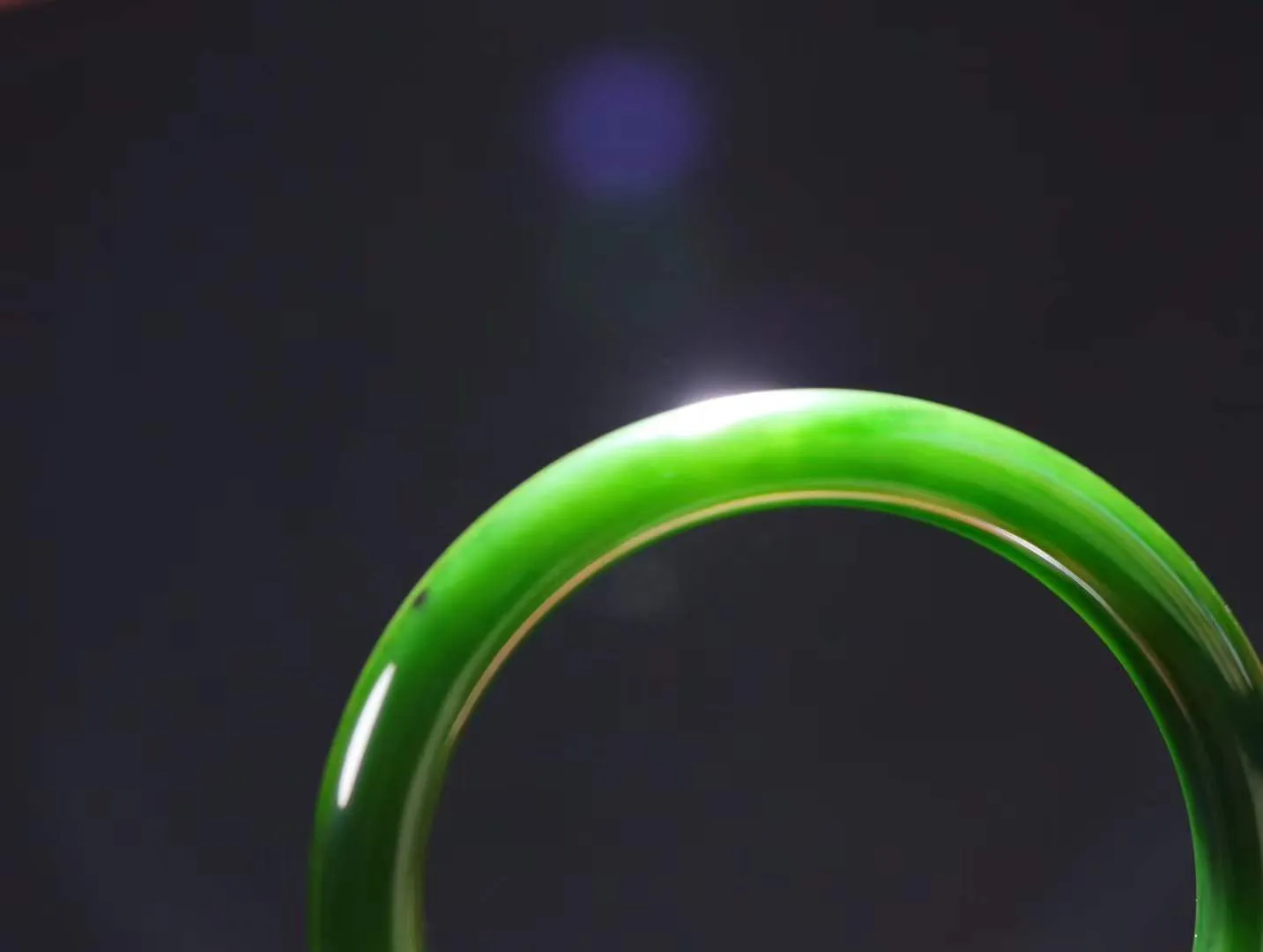 【碧色荡漾】

和田玉碧玉菠菜绿手镯，俄料七号矿 红皮老料，玉质温润细腻 油性十足，色泽匀称，️款式精美时尚，佩戴美观惹眼，美自天成，婉约之美，举手投足间透出那份低调奢华。

重47克 圈口56.5mm尺寸56.5-11.3-8.2mm O18823207130