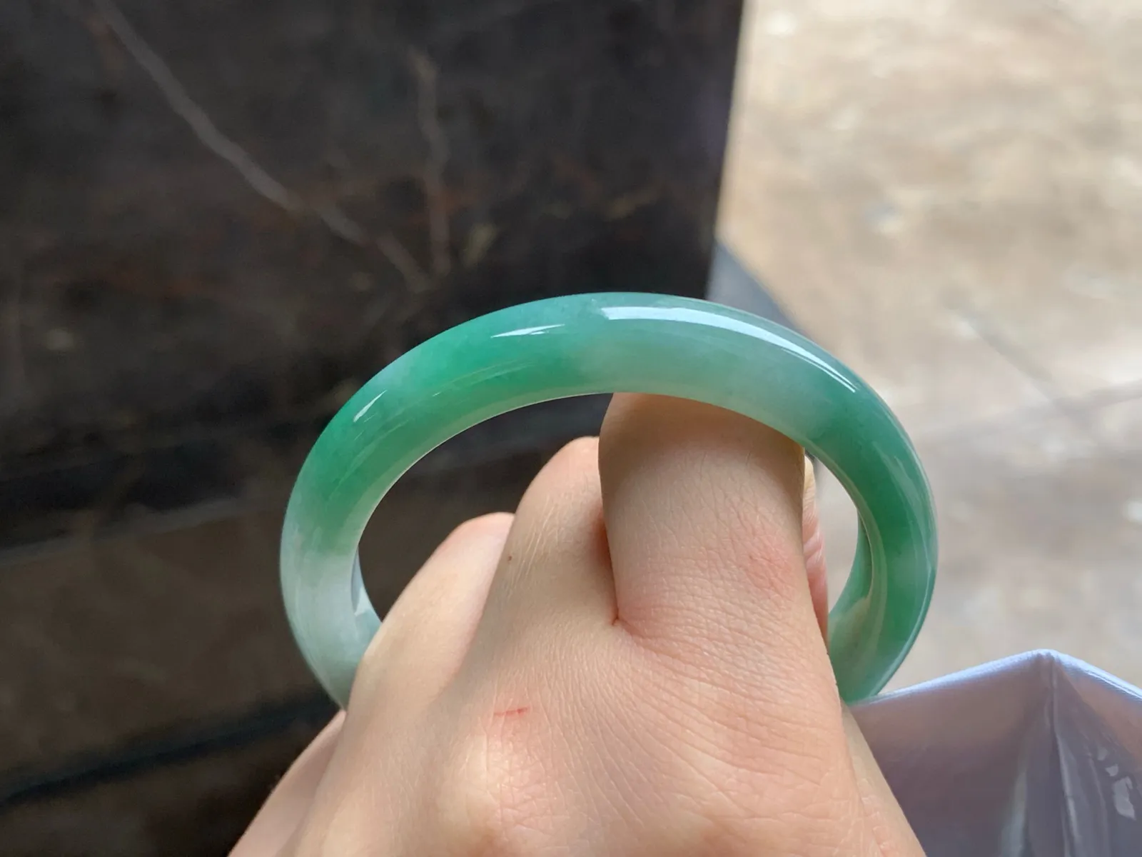 54-9.8-7.8

浓绿色手镯^_^颜色鲜艳 玉质温润