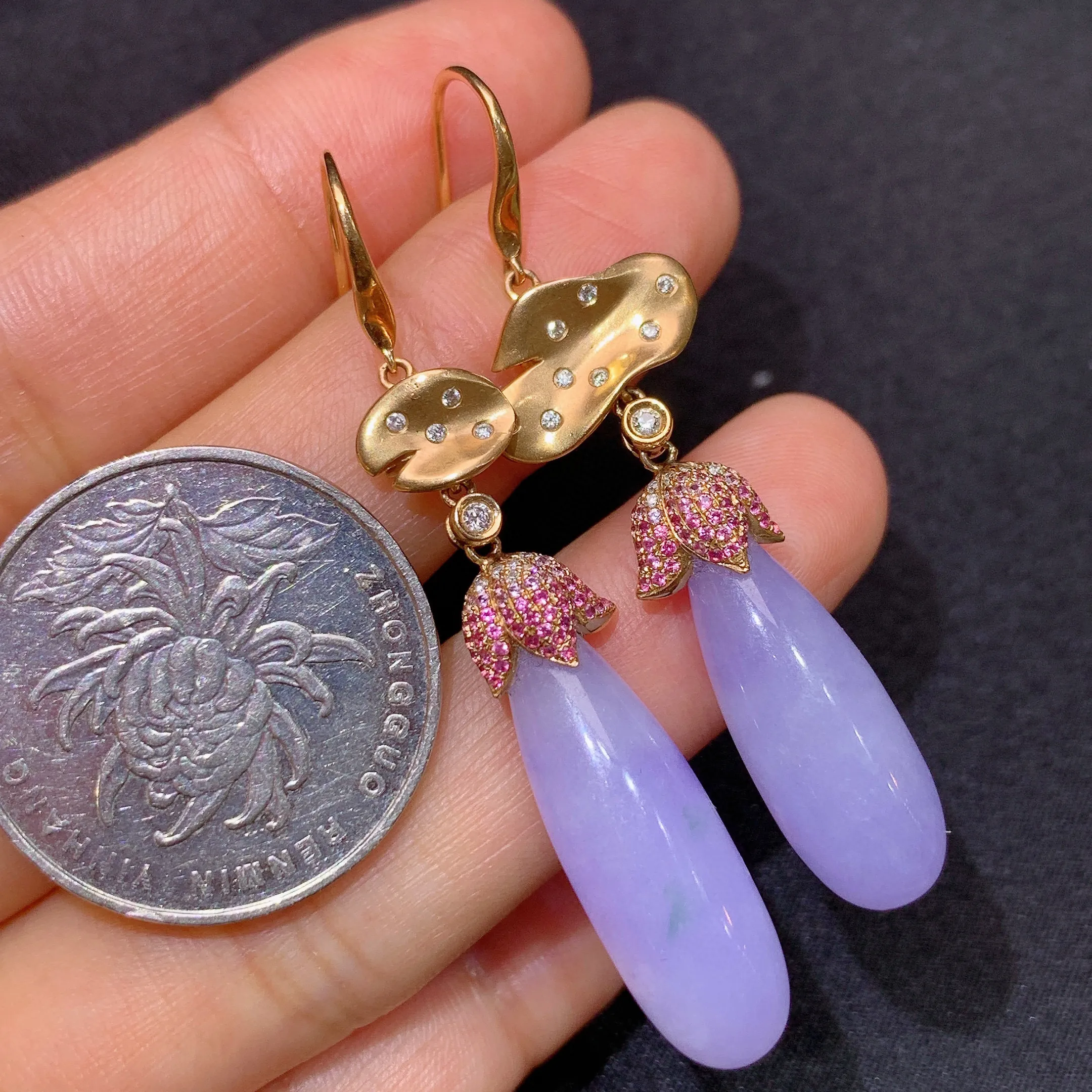 冰紫罗兰福瓜耳坠，18k金镶嵌，简约时尚，温润细腻，整体尺寸 51.8*8.1*7.8