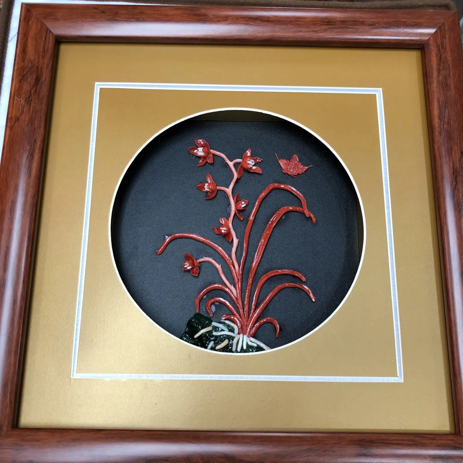 【天然红珊瑚立体画】天然珊瑚枝精雕珊瑚花的结合，意境美，突出立体感，色泽搭配自然，花和蝴蝶形象逼真，颜色娇艳动人，材料为意大利沙丁红珊瑚料，绿色为孔雀石白珊瑚点缀！可出任何机构证书，裸枝尺寸160mm*130*6mm，整体尺寸350*350*42mm，总重1351.8克左右，新房装饰，会所陈设，艺术品收藏，珊瑚贵为佛教珍宝，稀少且珍贵，喜欢的请珍惜！