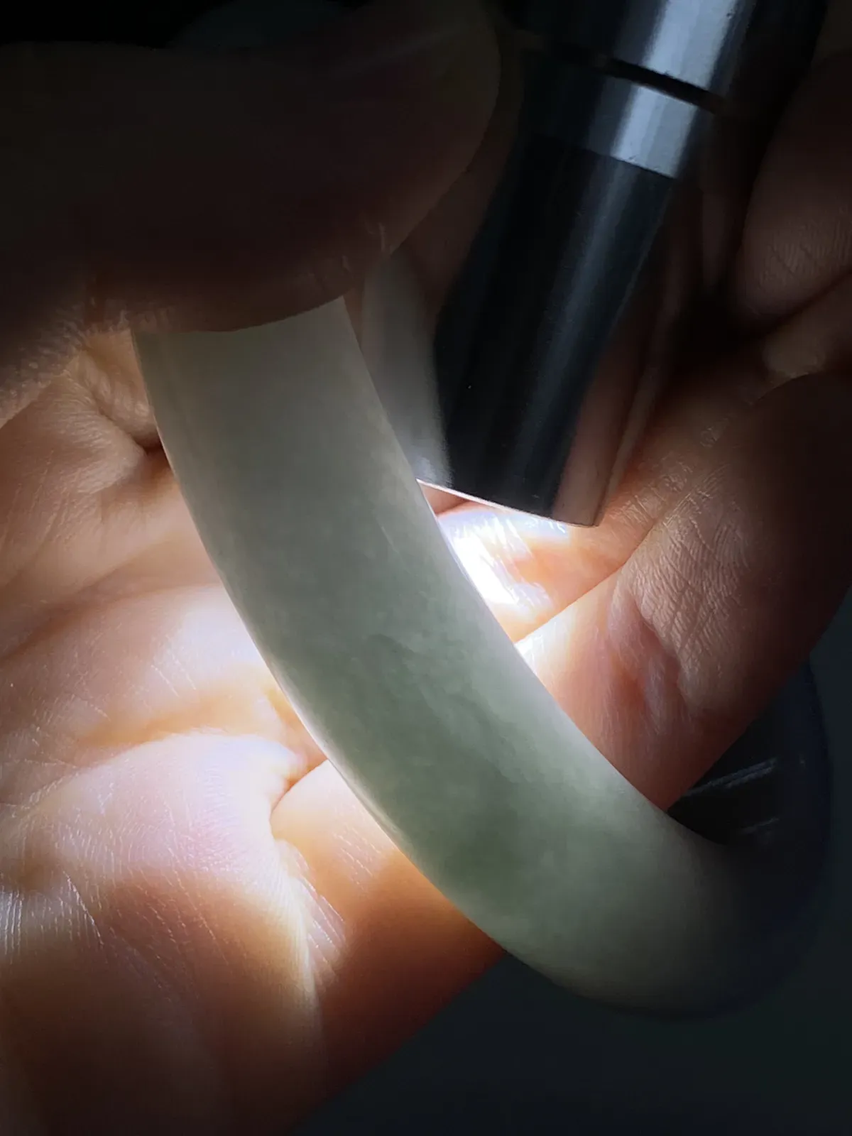 正圈56圈口，翡翠糯化种淡绿色手镯