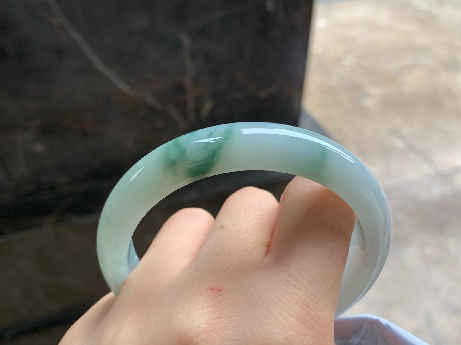 60-12.2-8.2

飘花手镯^_^玉质温润 细腻