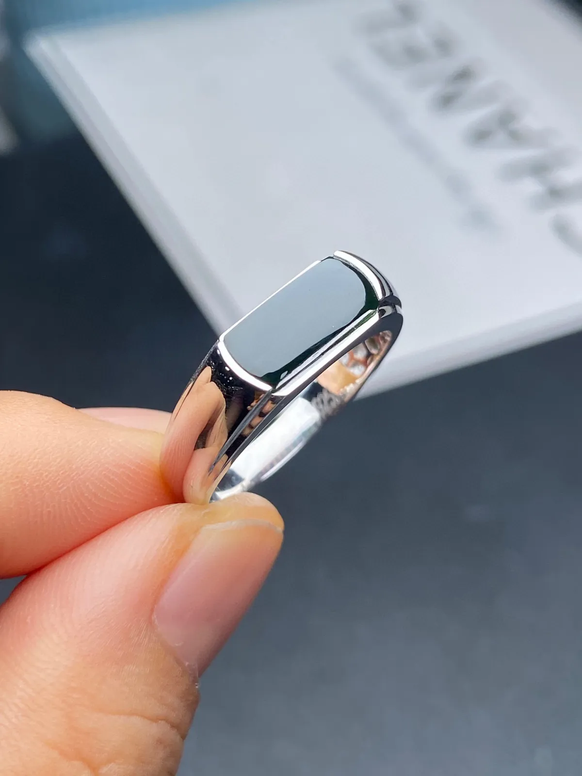 【墨翠戒指】
 s925银镶嵌 黑度好 灯打通透  品相饱满大气 尺寸11.5