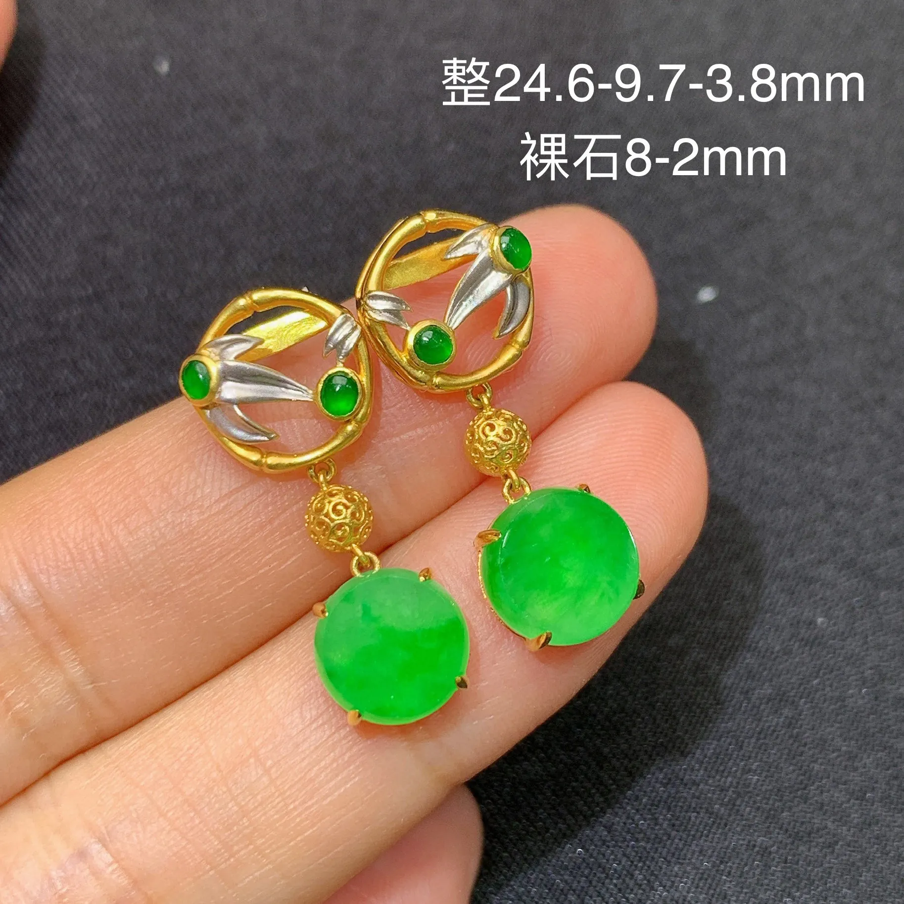 冰阳绿圆牌耳坠，18k金镶嵌，款式新颖，冰润色阳，种水足，整体尺寸24.6*9.7*3.8