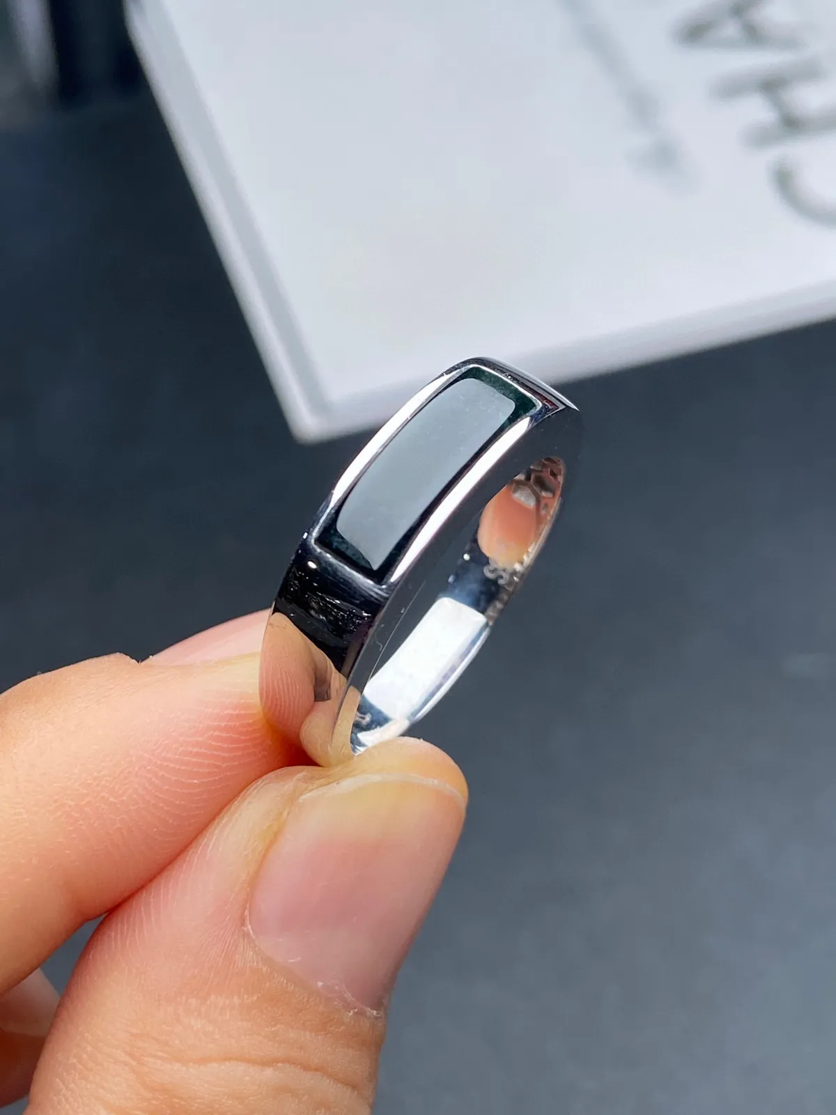 【墨翠戒指】
 s925银镶嵌 黑度好 灯打通透  品相饱满大气 尺寸13.6
